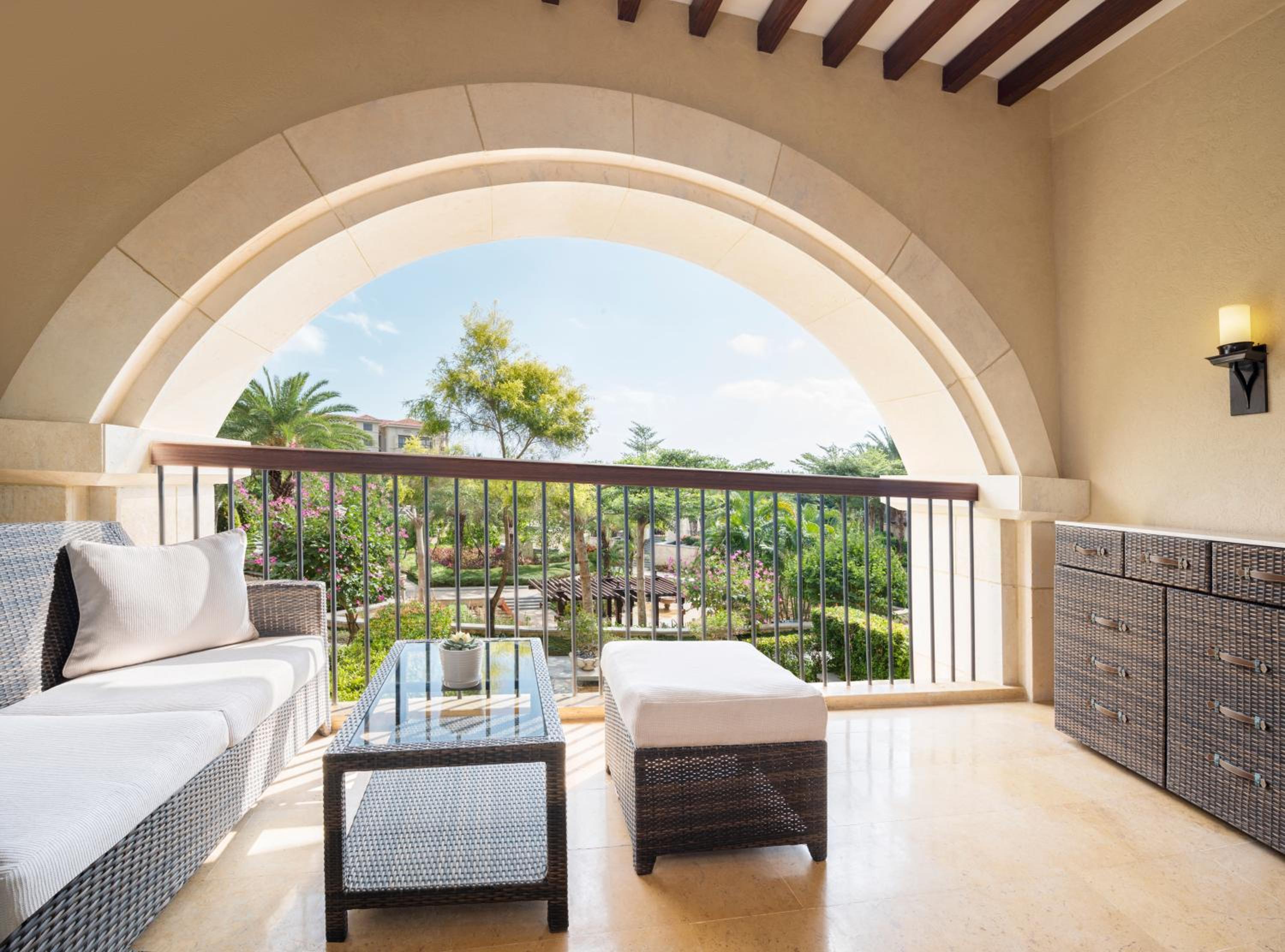 Family Room, Guest room, 1 King, Garden view, Balcony  - Photo 2