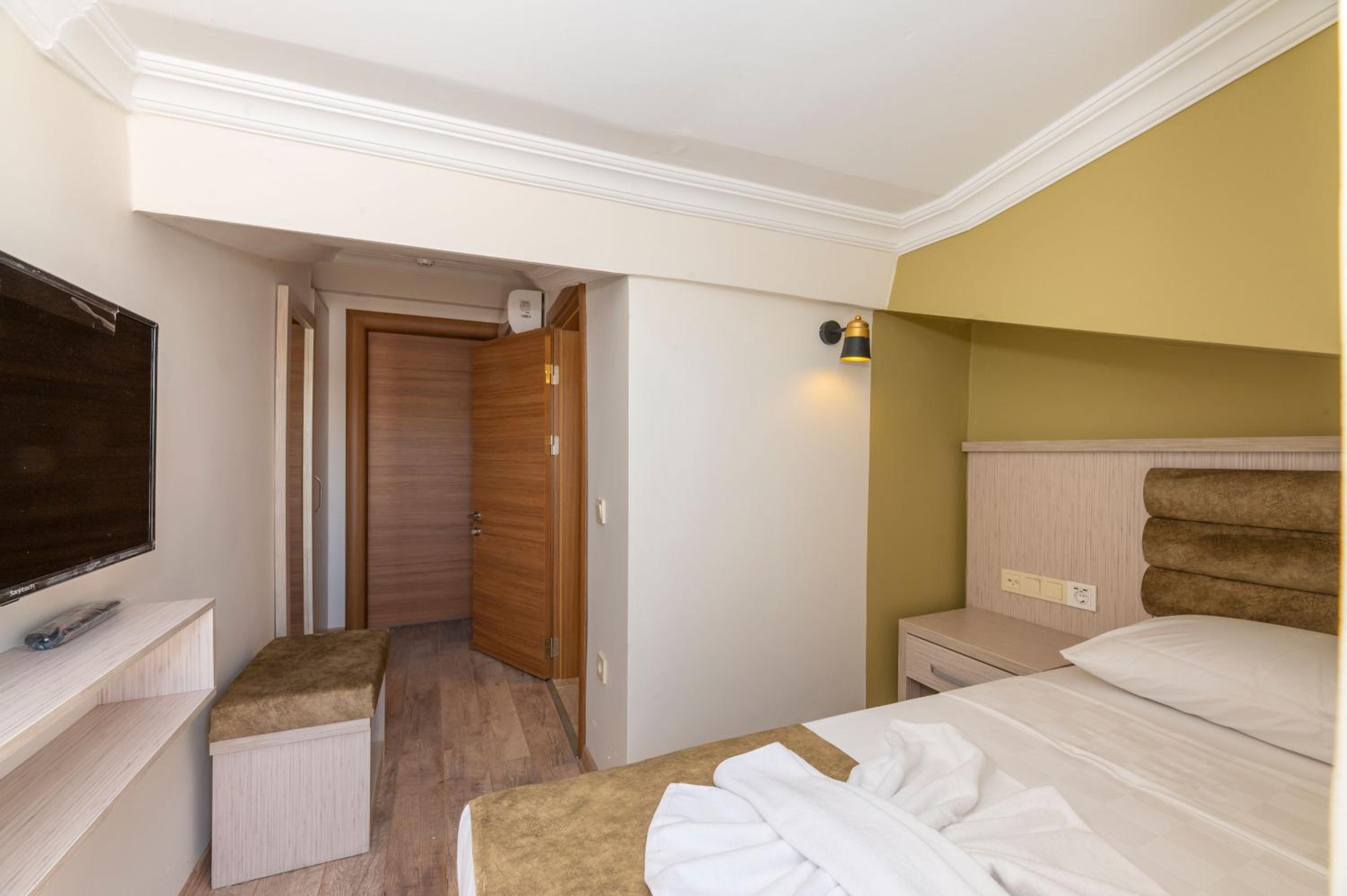 Deluxe Single Room with Balcony photo 2