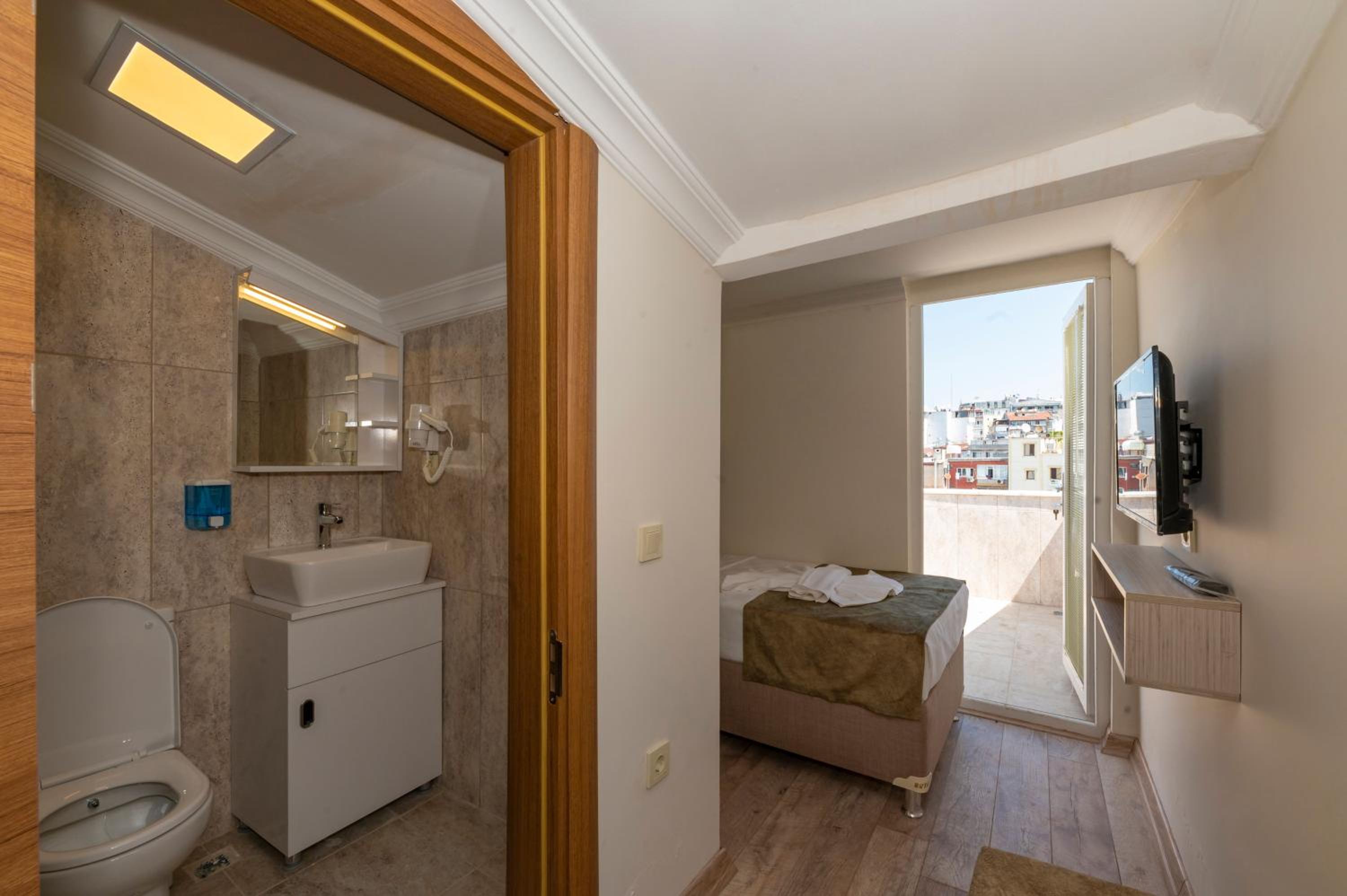 Deluxe Single Room with Balcony photo 3