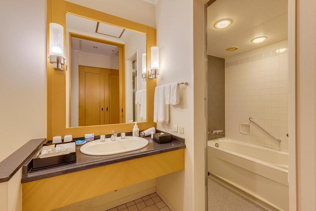 Standard King Room - Non-Smoking, photo 7