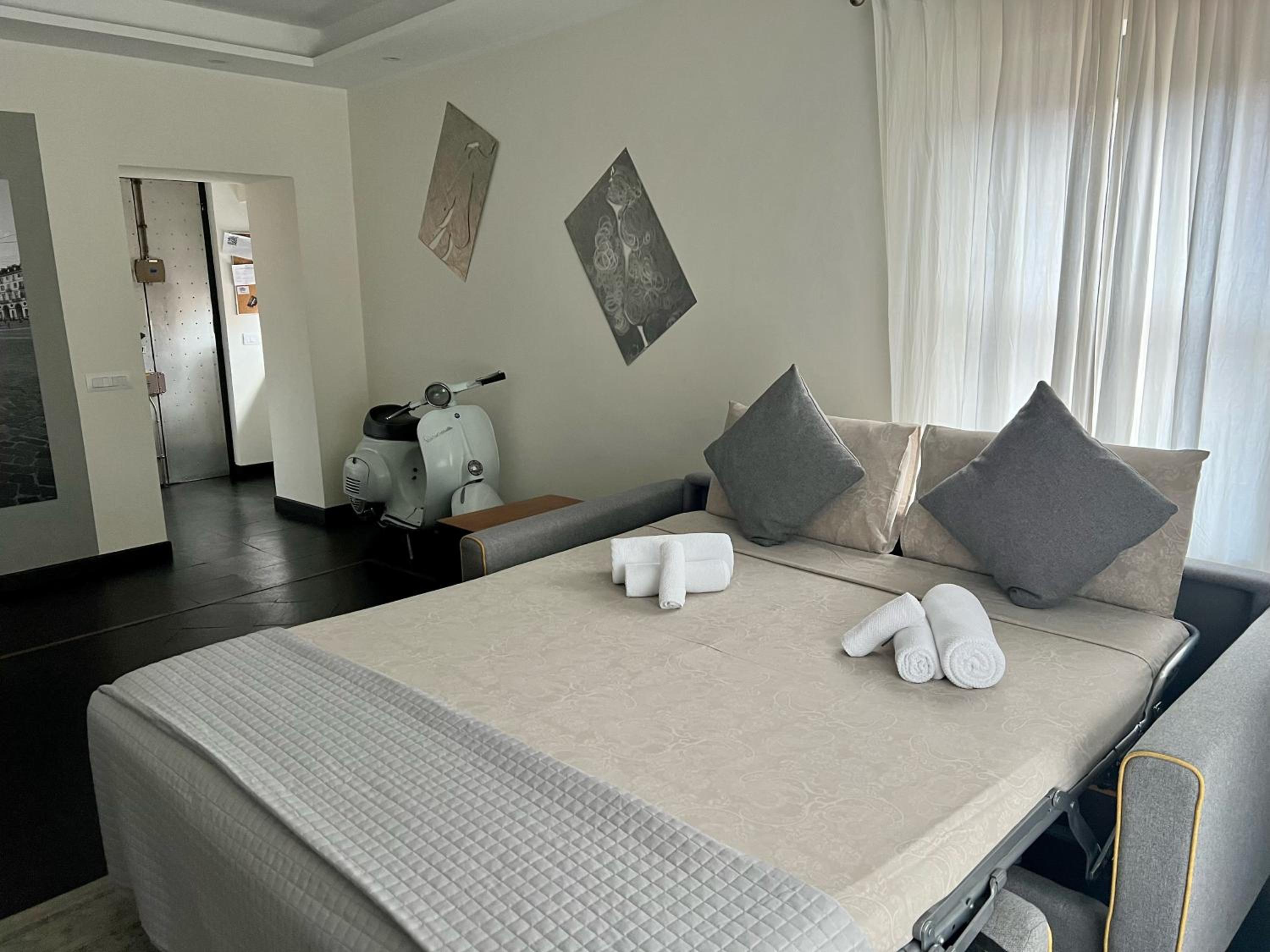 One-Bedroom Apartment - Photo 6