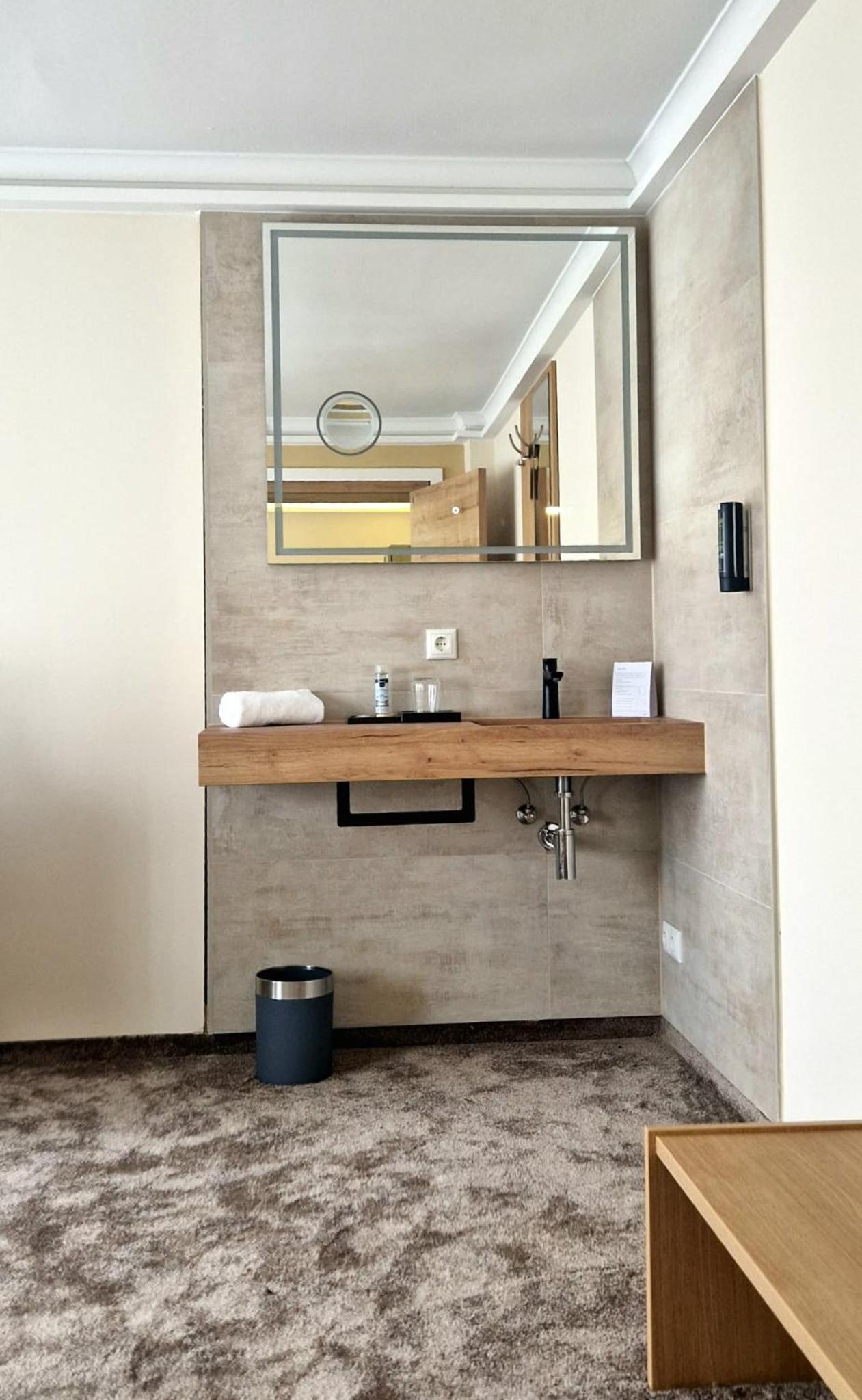 Single Room with Shared Shower and Toilet photo 3