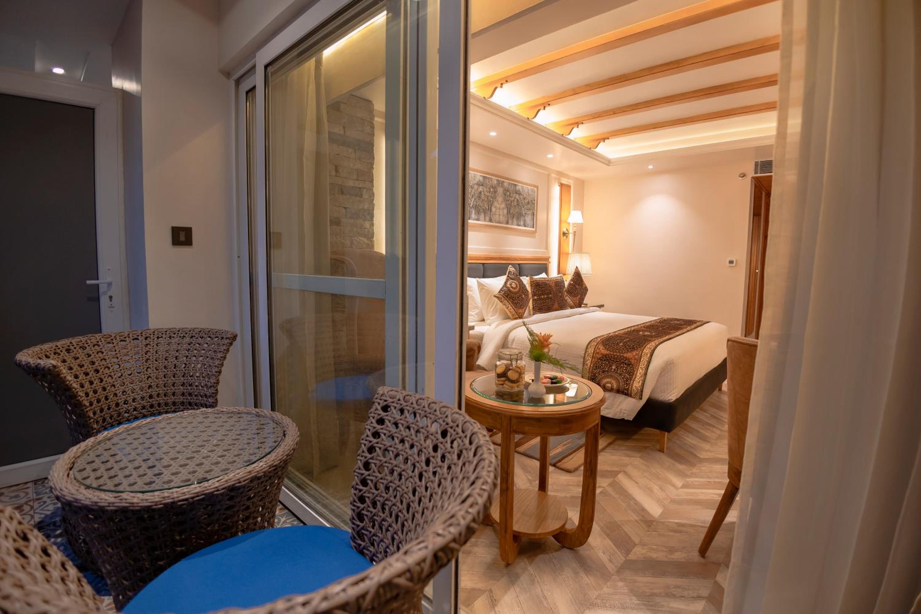Deluxe Suite With Balcony - Photo 3