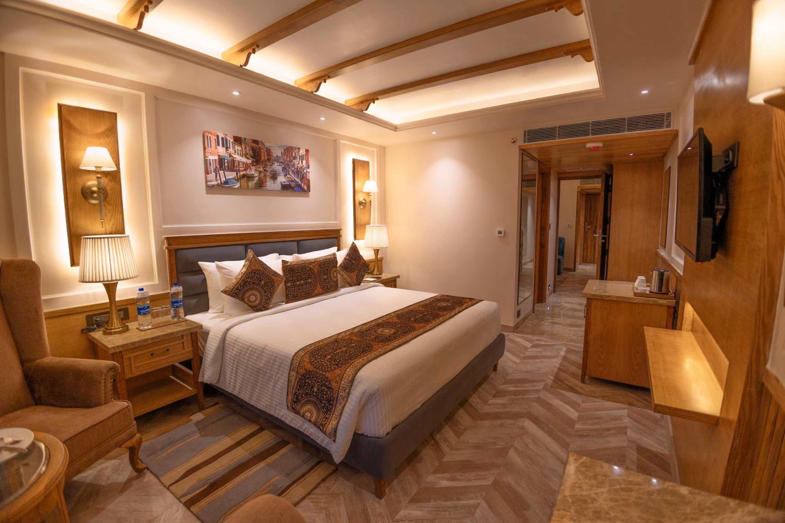 Luxury Suite with Private Sit Out - Photo 2