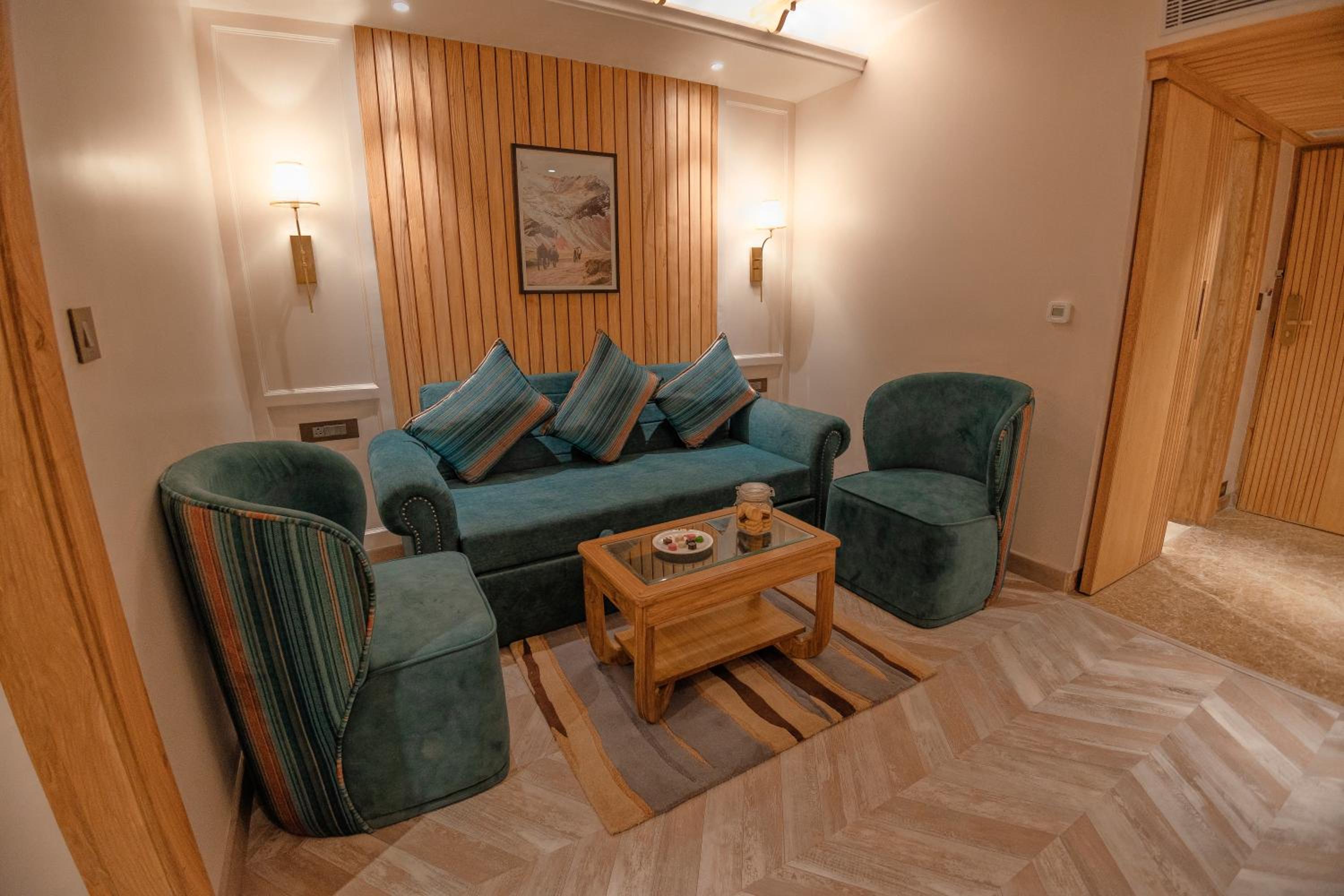 Luxury Suite with Private Sit Out - Photo 3