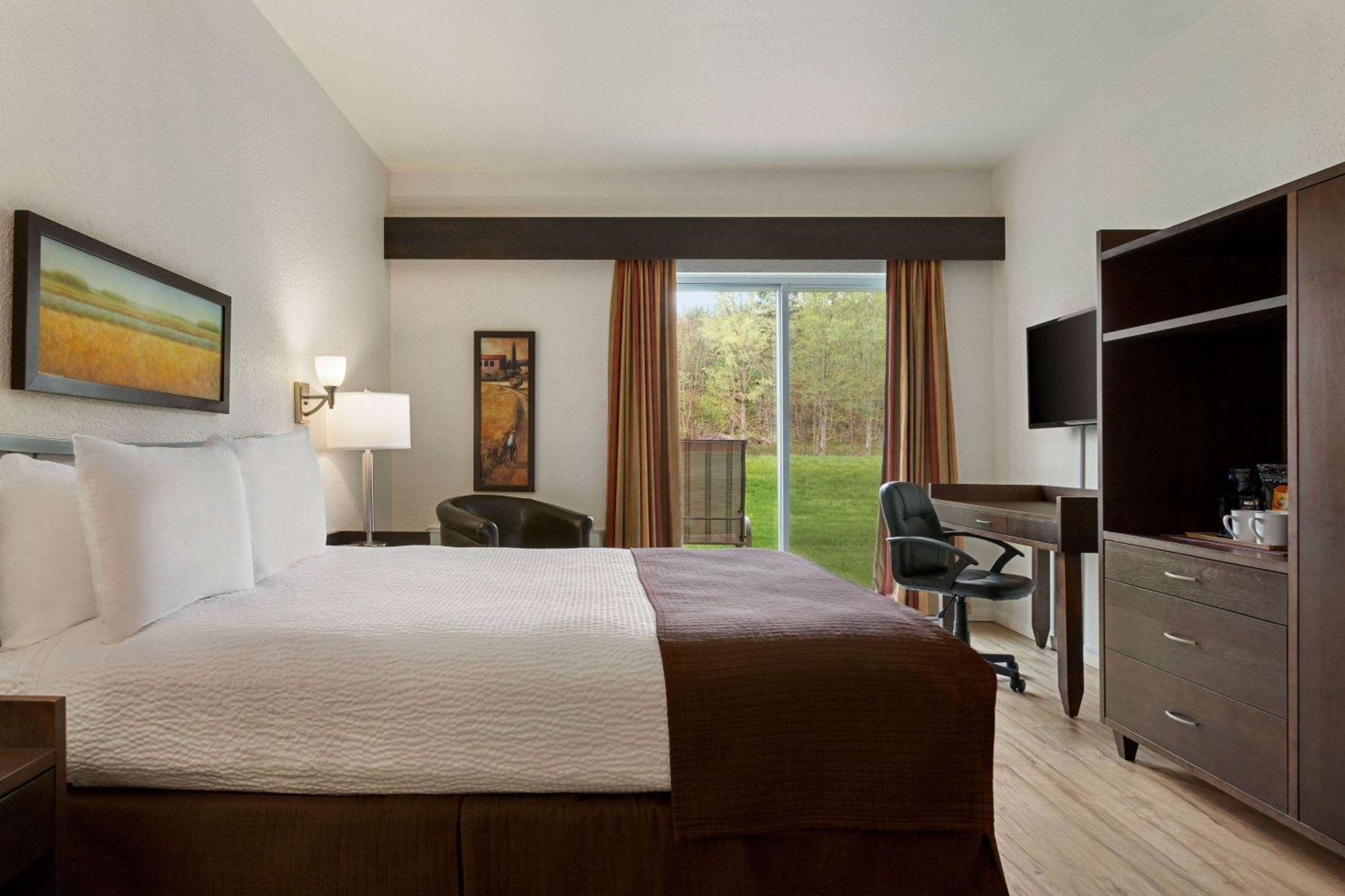 Queen Room with Drive-Up - Non-Smoking