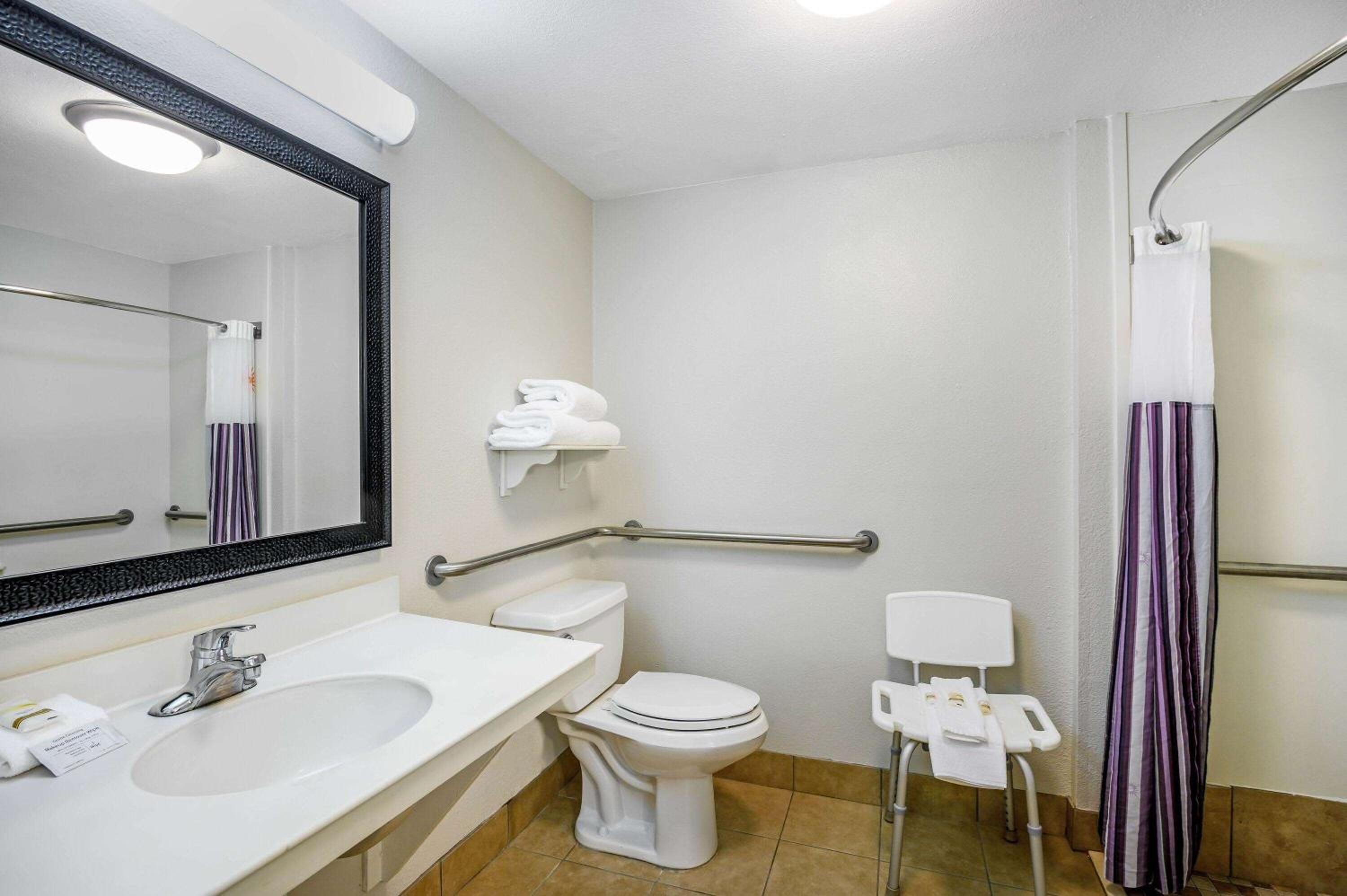 King Room - Mobility Accessible/Pet-Friendly/Non-Smoking - Photo 4