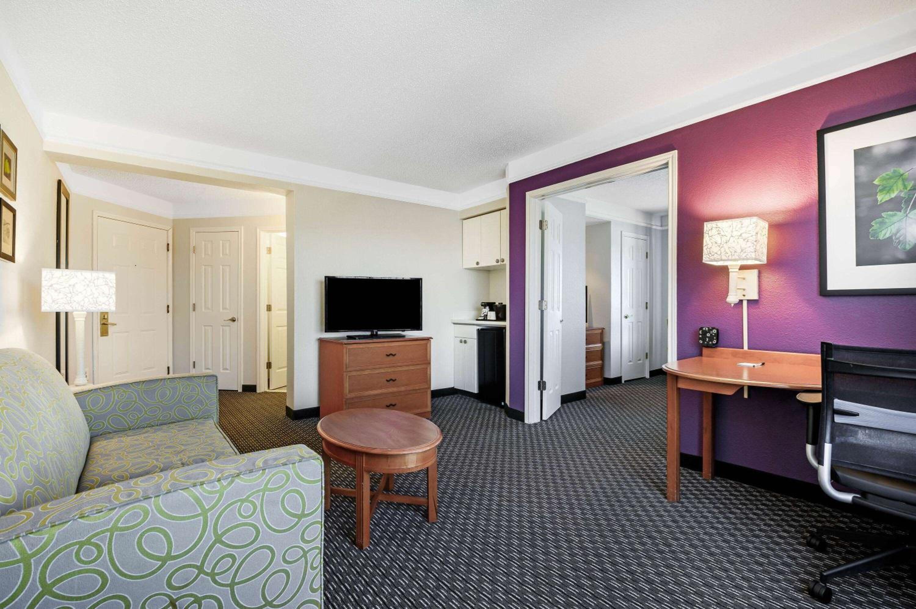 King Suite - Non-Smoking - Photo 4