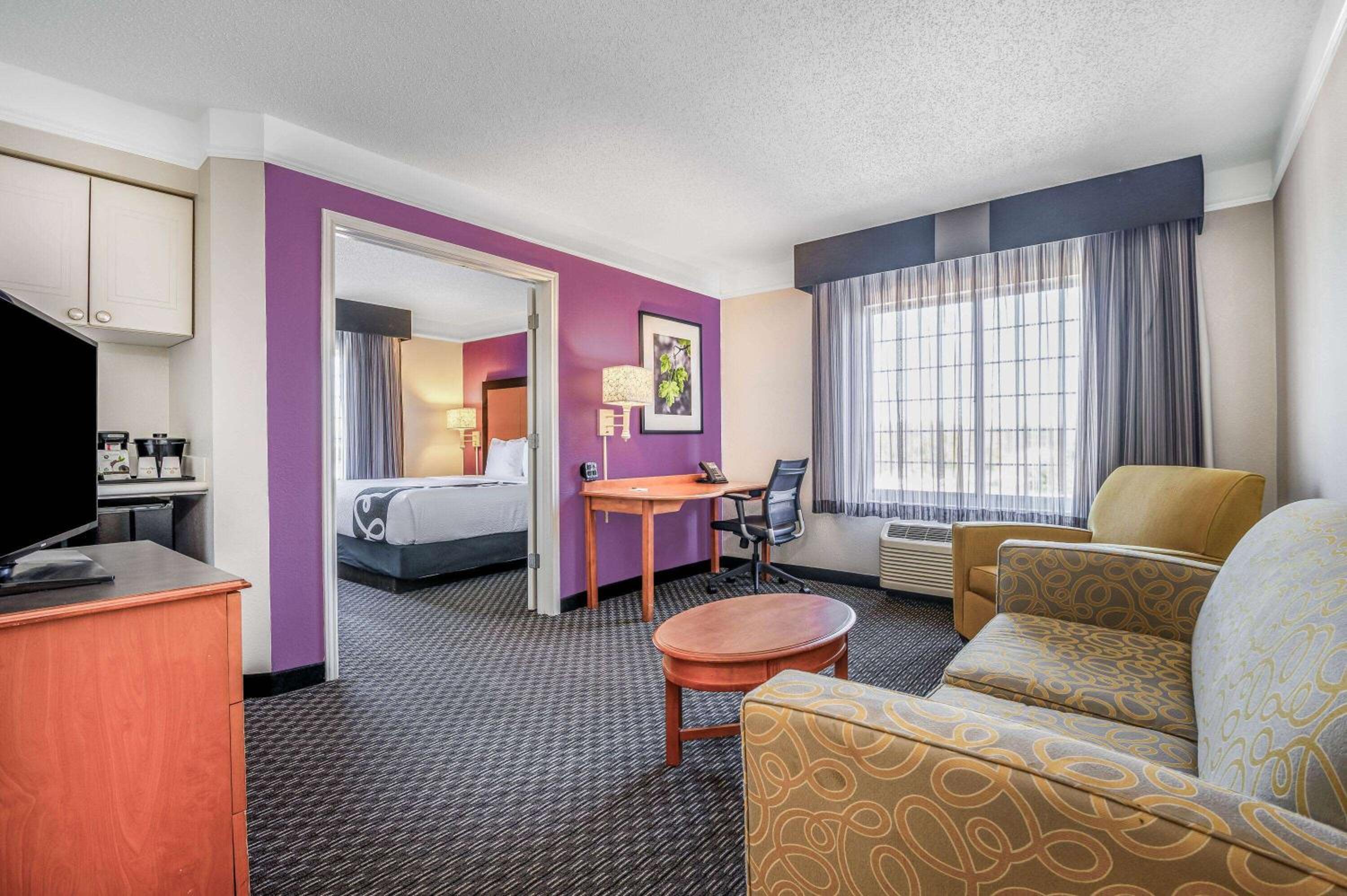 King Suite - Non-Smoking - Photo 2