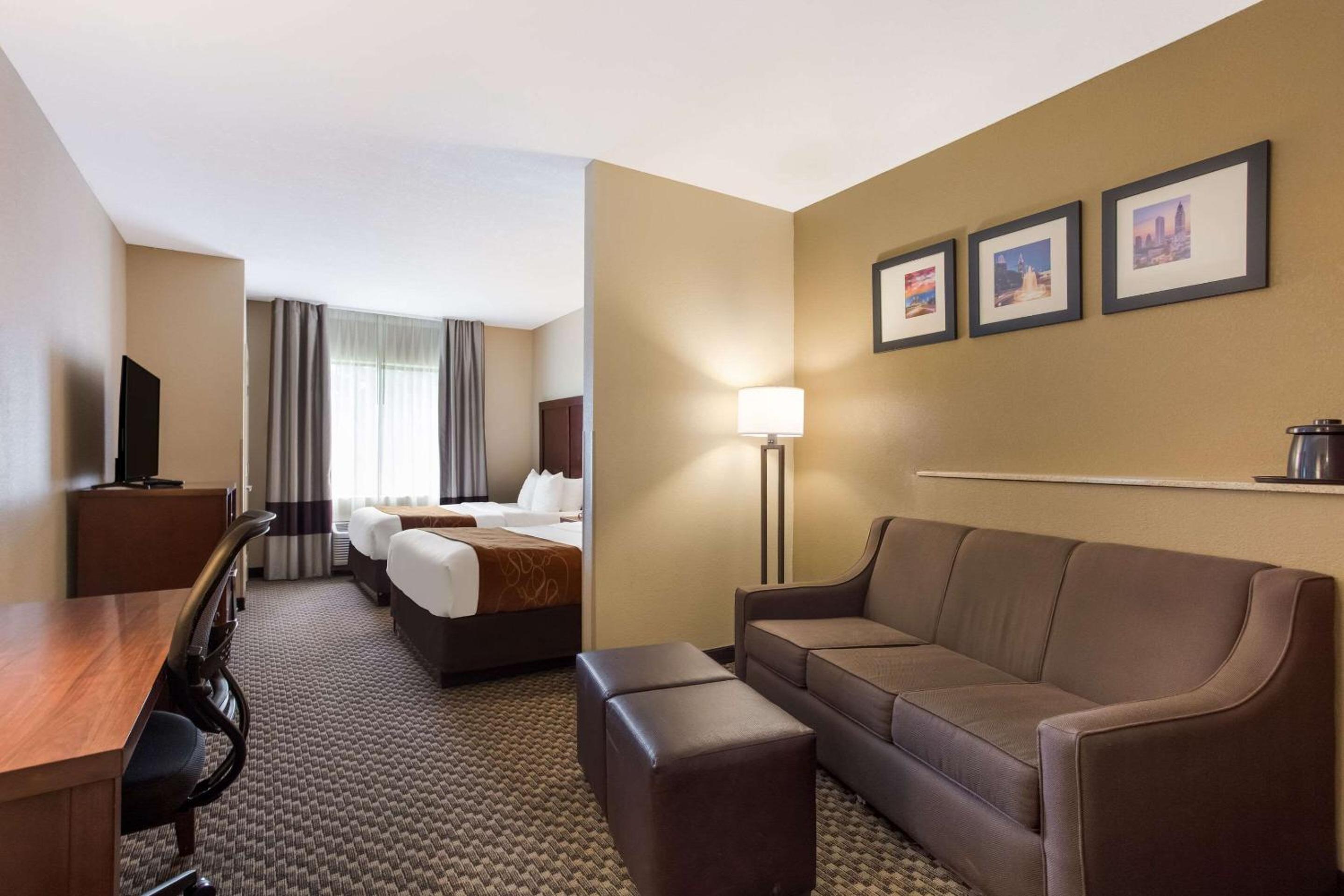 Queen Room with Two Queen Beds - Non-Smoking - Photo 4