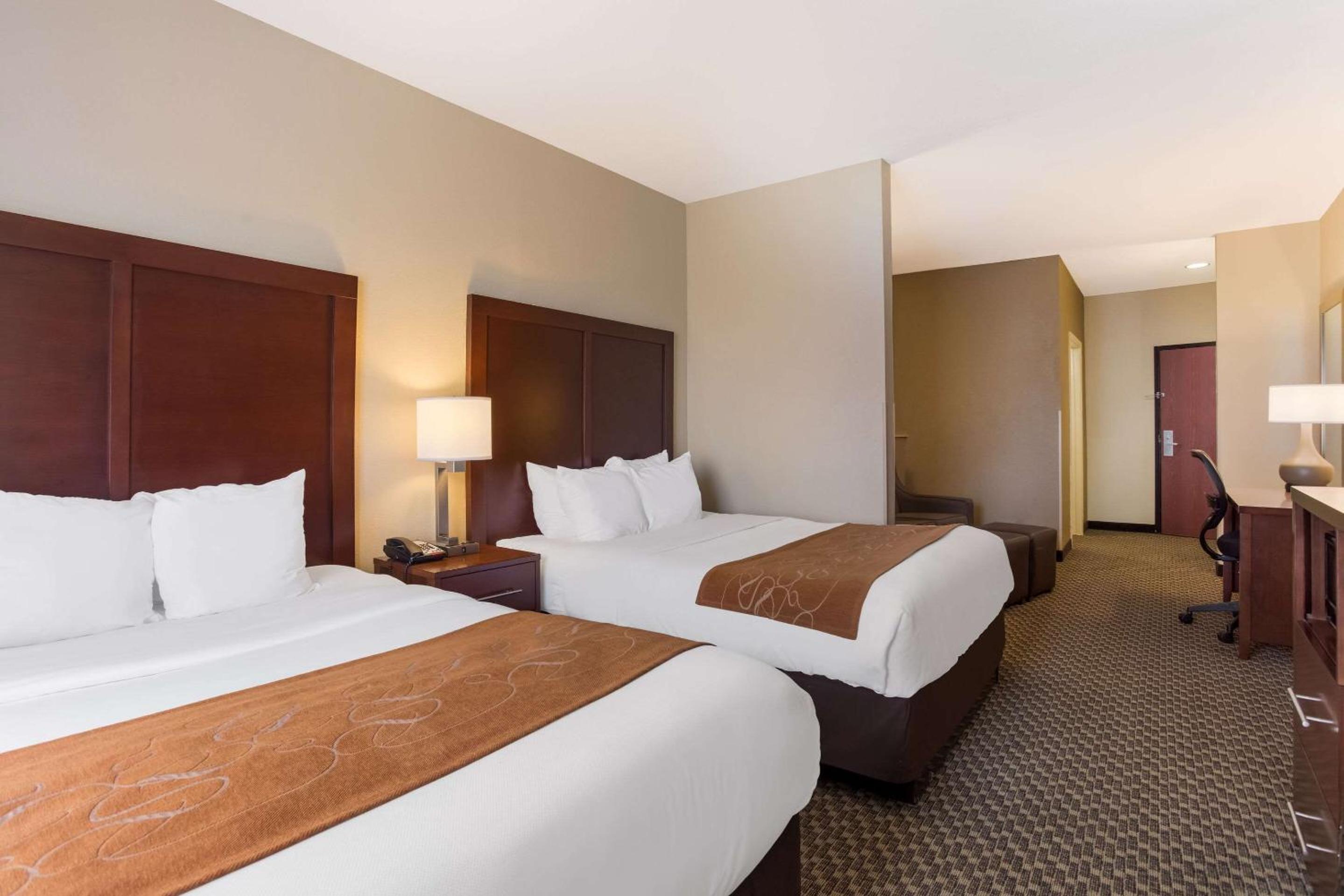 Queen Room with Two Queen Beds - Non-Smoking - Photo 3