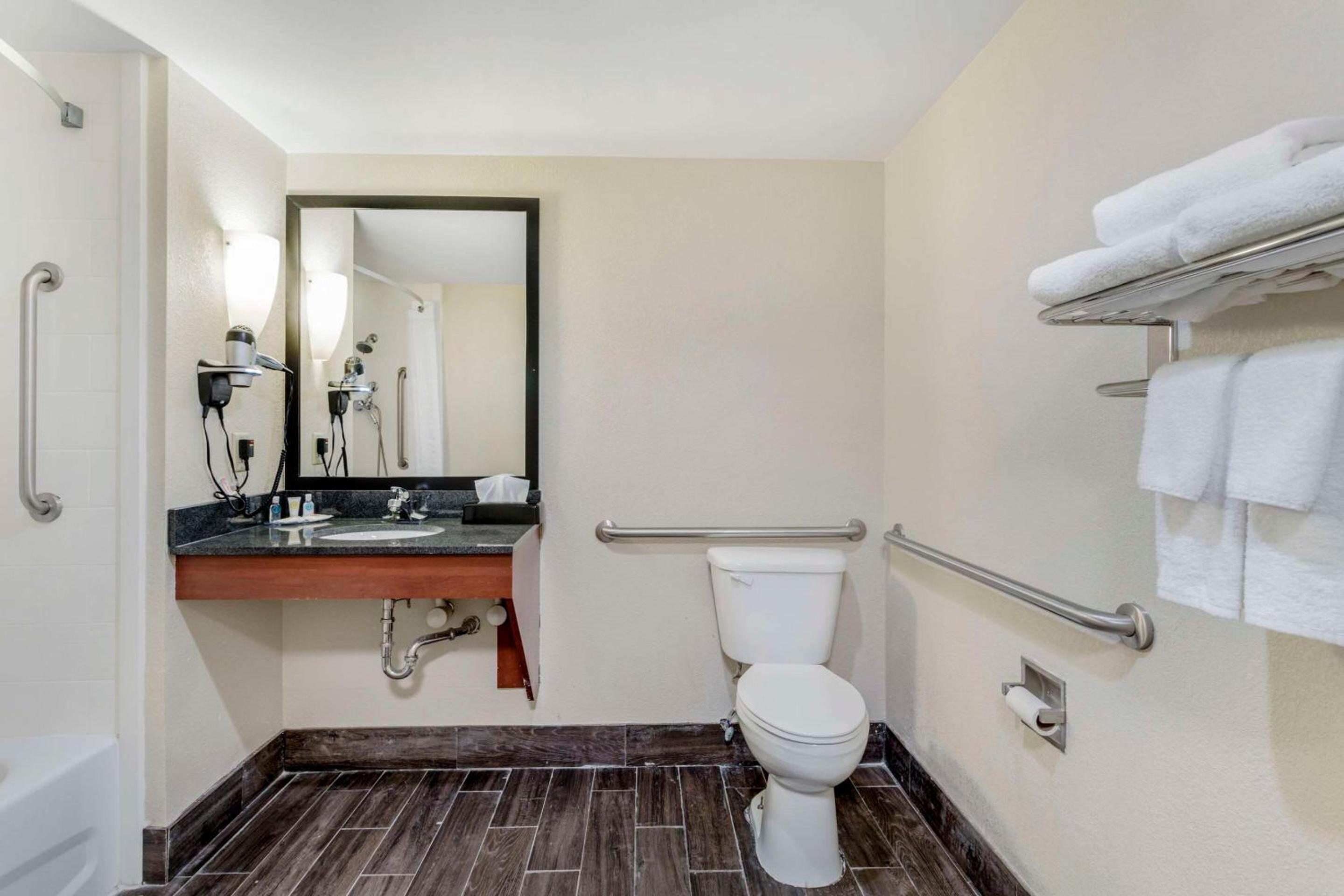 King Suite - Accessible/Non-Smoking - Photo 4
