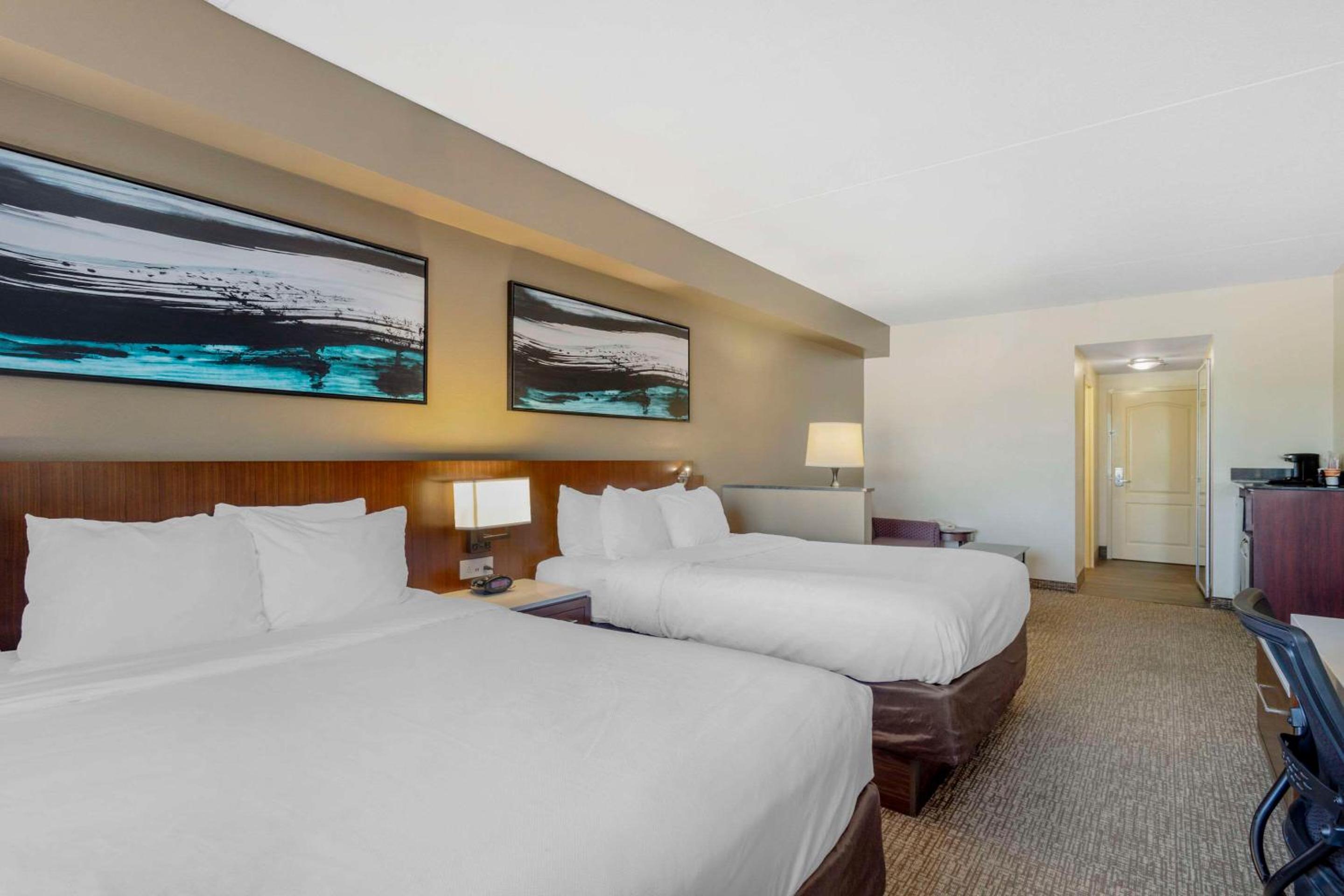 Queen Suite with Two Queen Beds - Non-Smoking - Photo 1