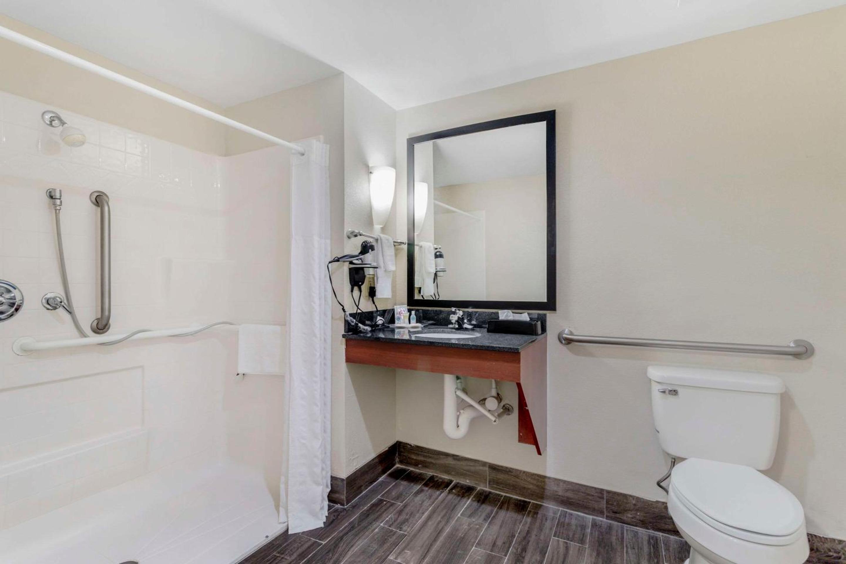 King Suite - Disability Access/Non-Smoking - Photo 11