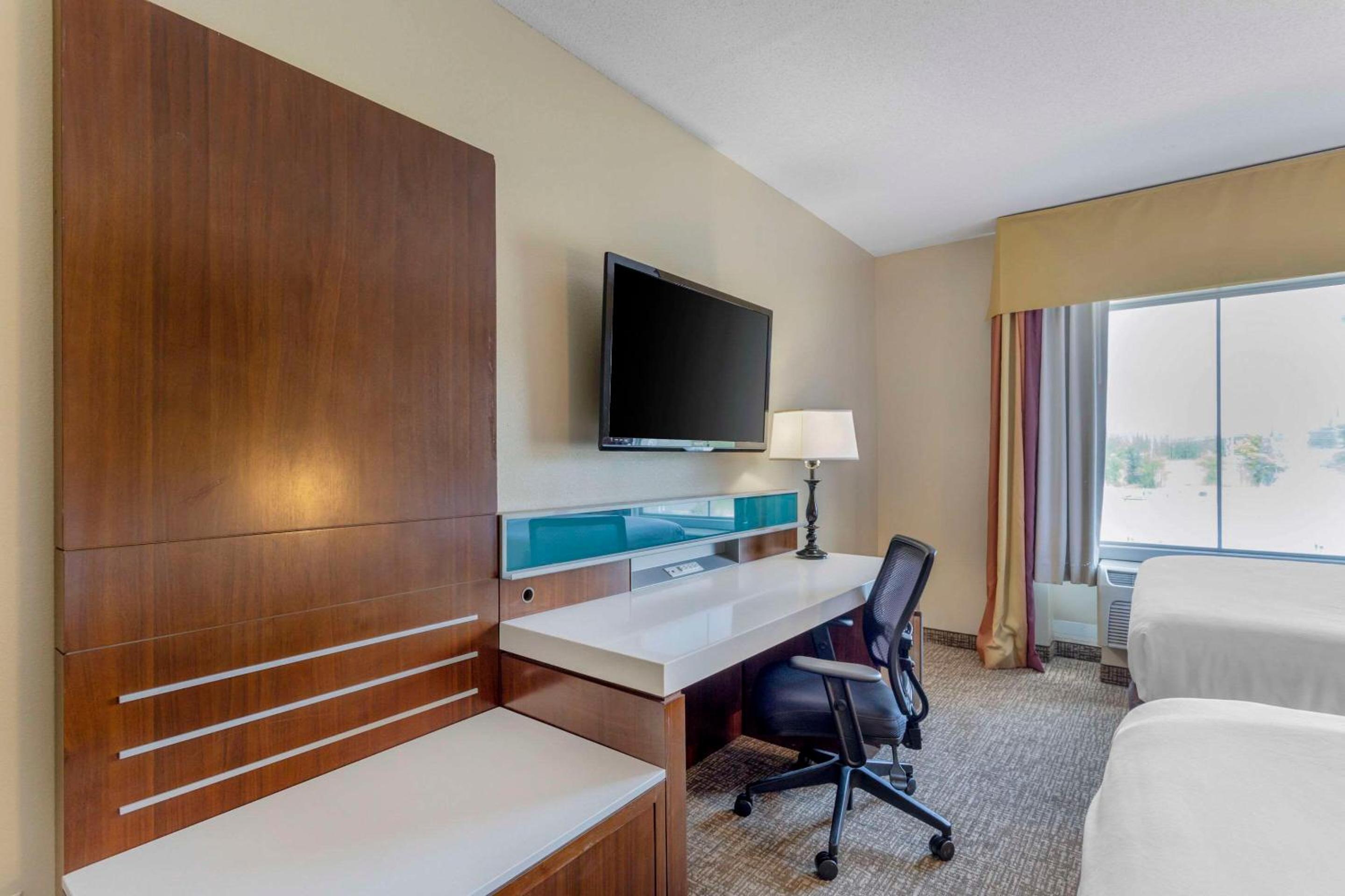 Queen Suite with Two Queen Beds - Non-Smoking - Photo 4