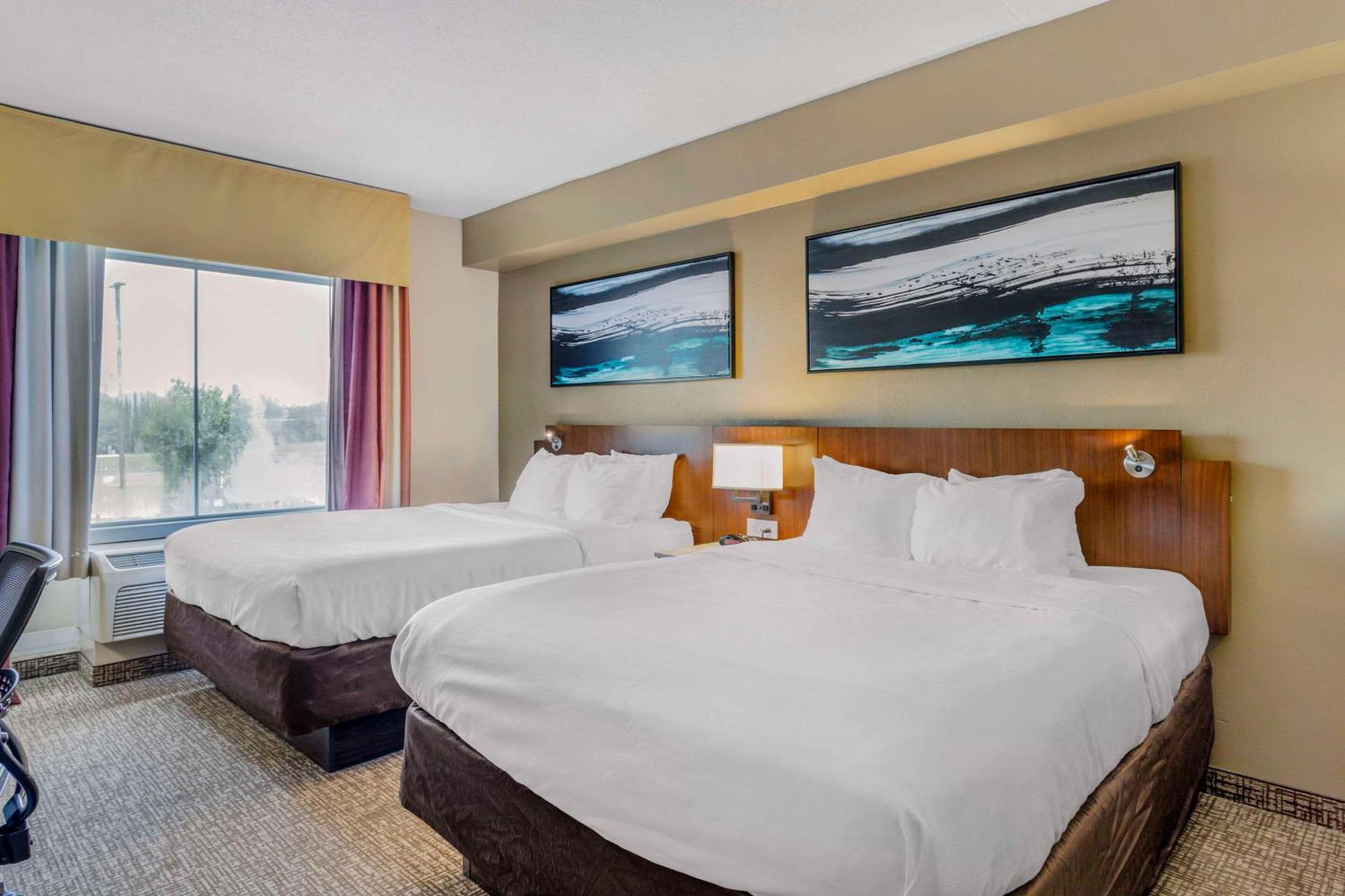 Queen Suite with Two Queen Beds - Non-Smoking - Photo 5