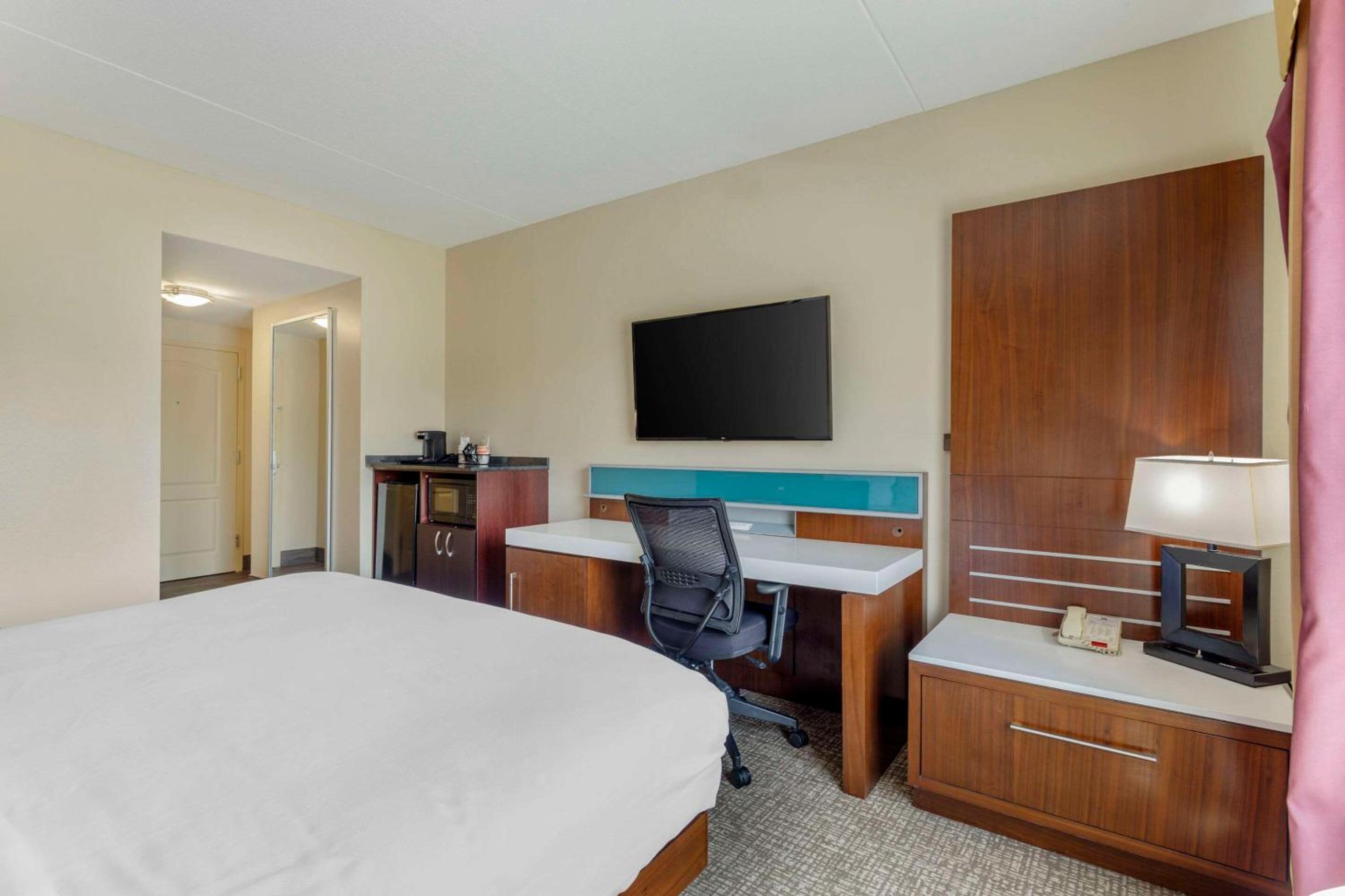 King Room with Parking View - Non-Smoking - Photo 1