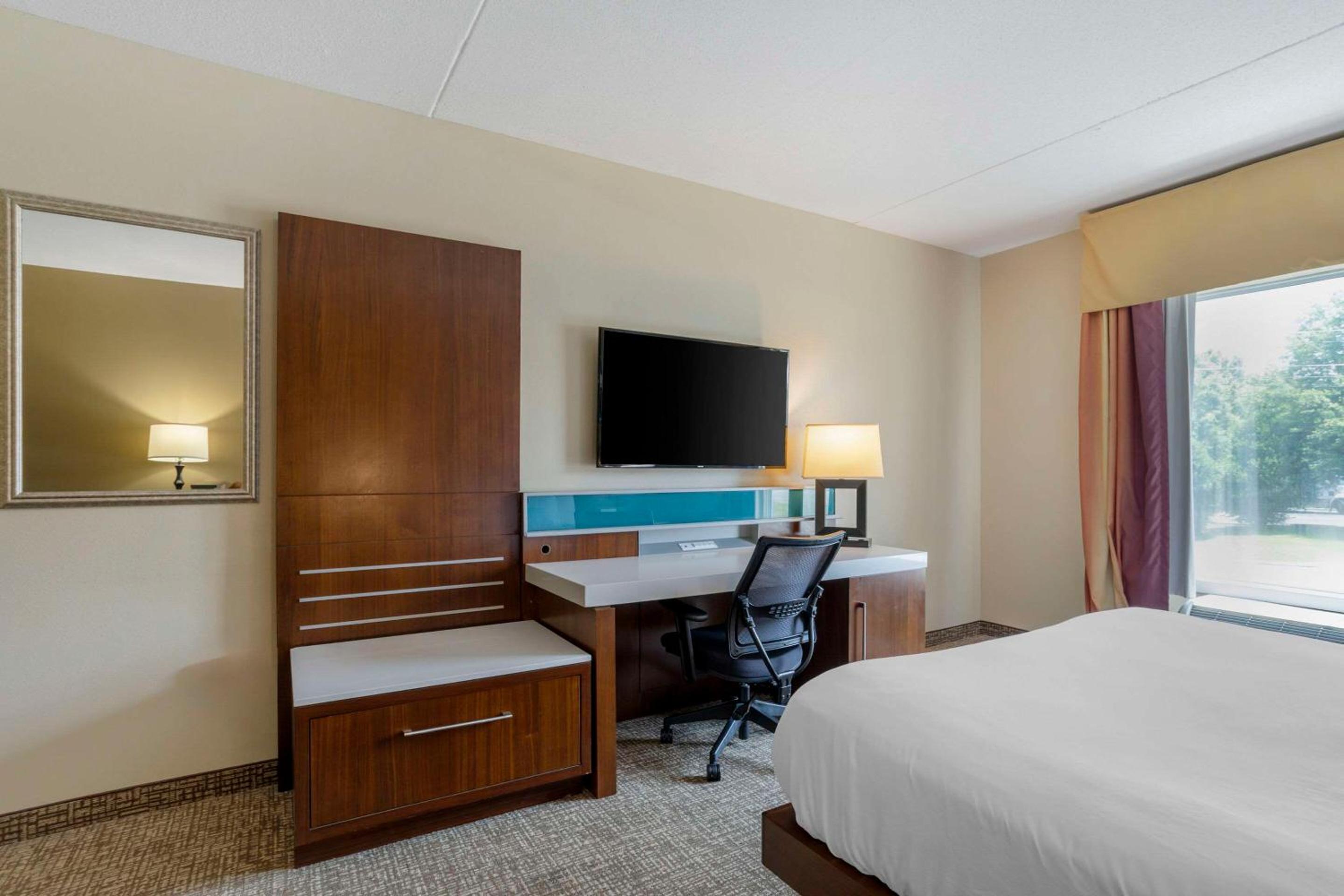 Standard King Suite - Non-Smoking - Photo 3