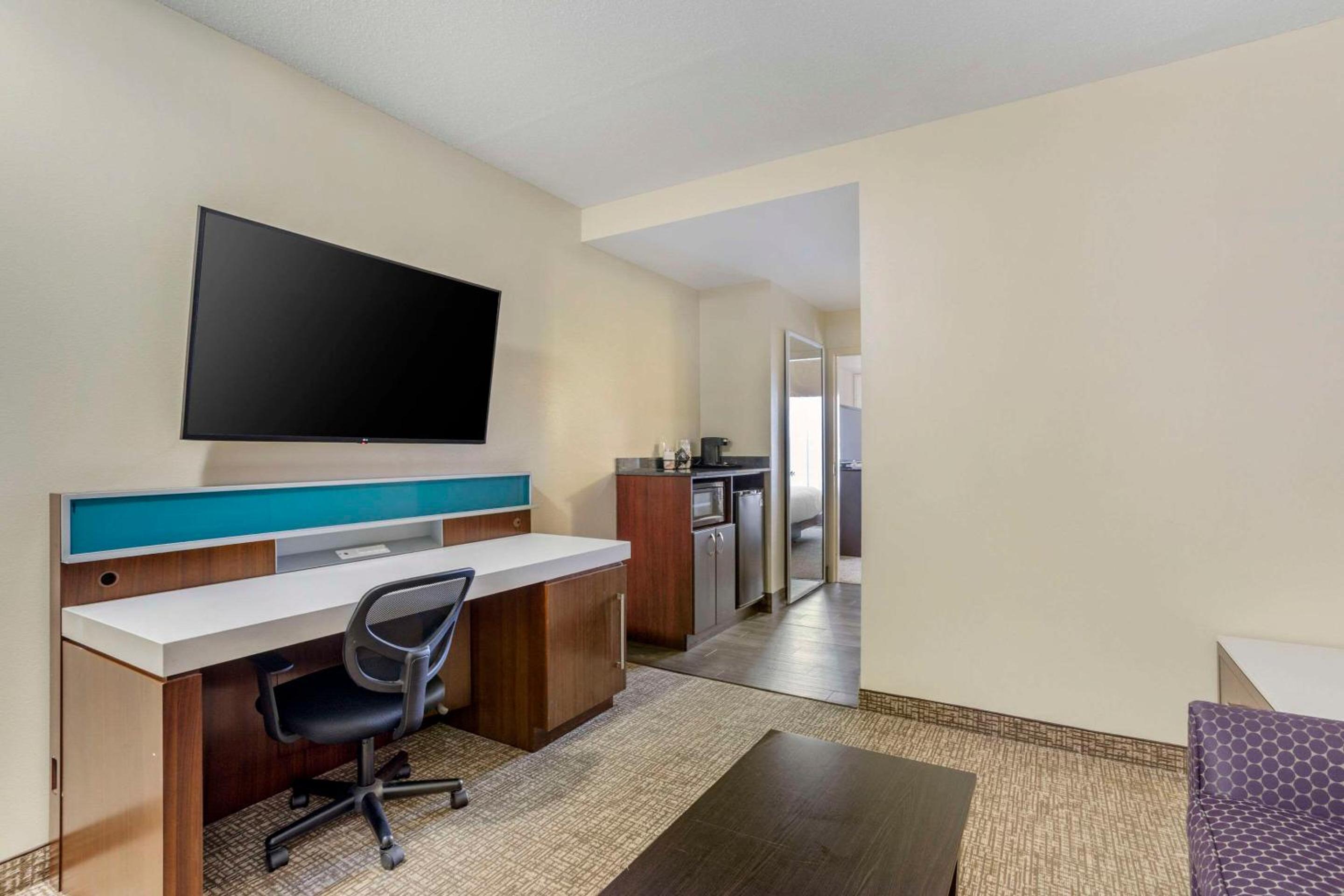 King Suite - Non-Smoking - Photo 1