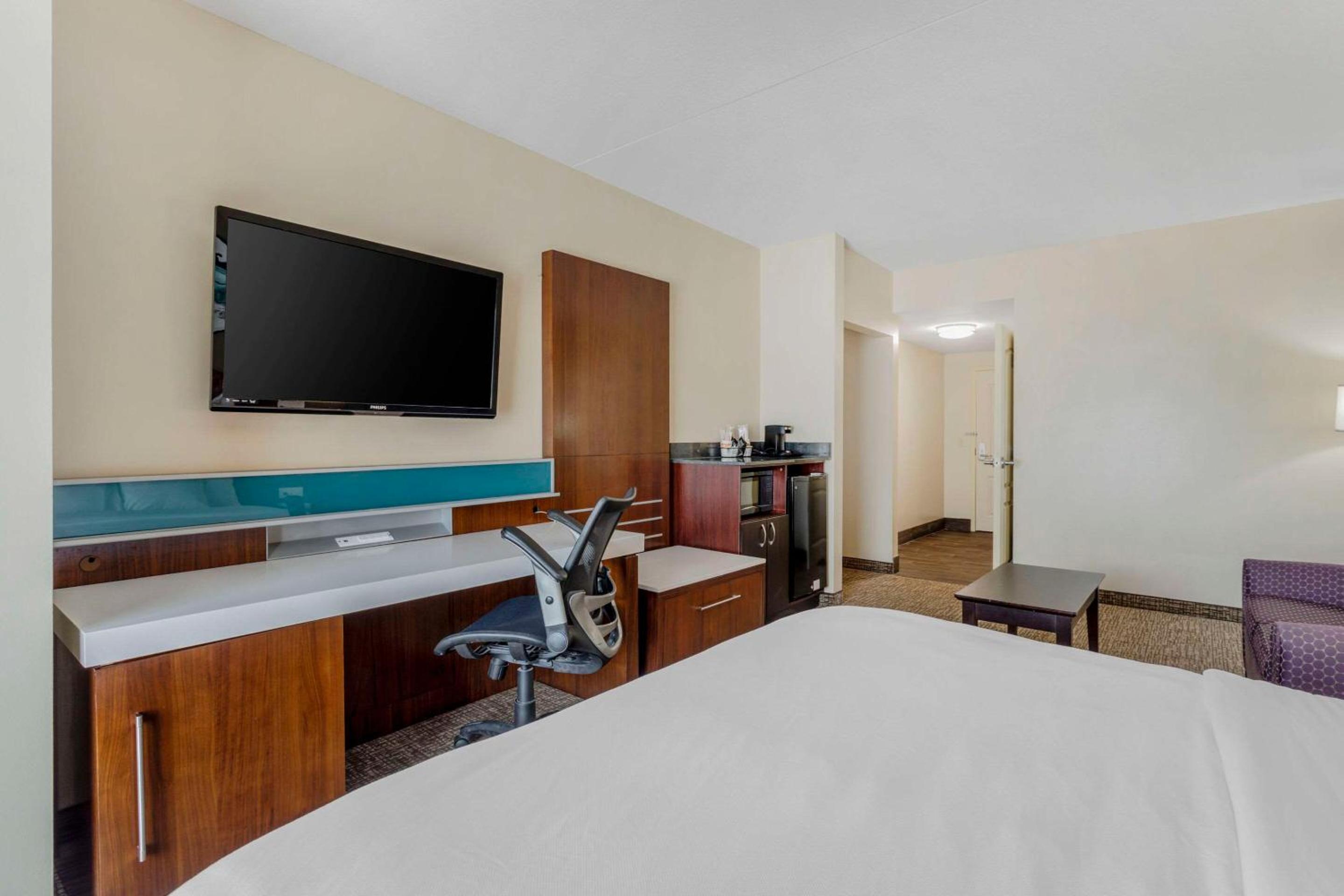 King Suite - Disability Access/Non-Smoking - Photo 2