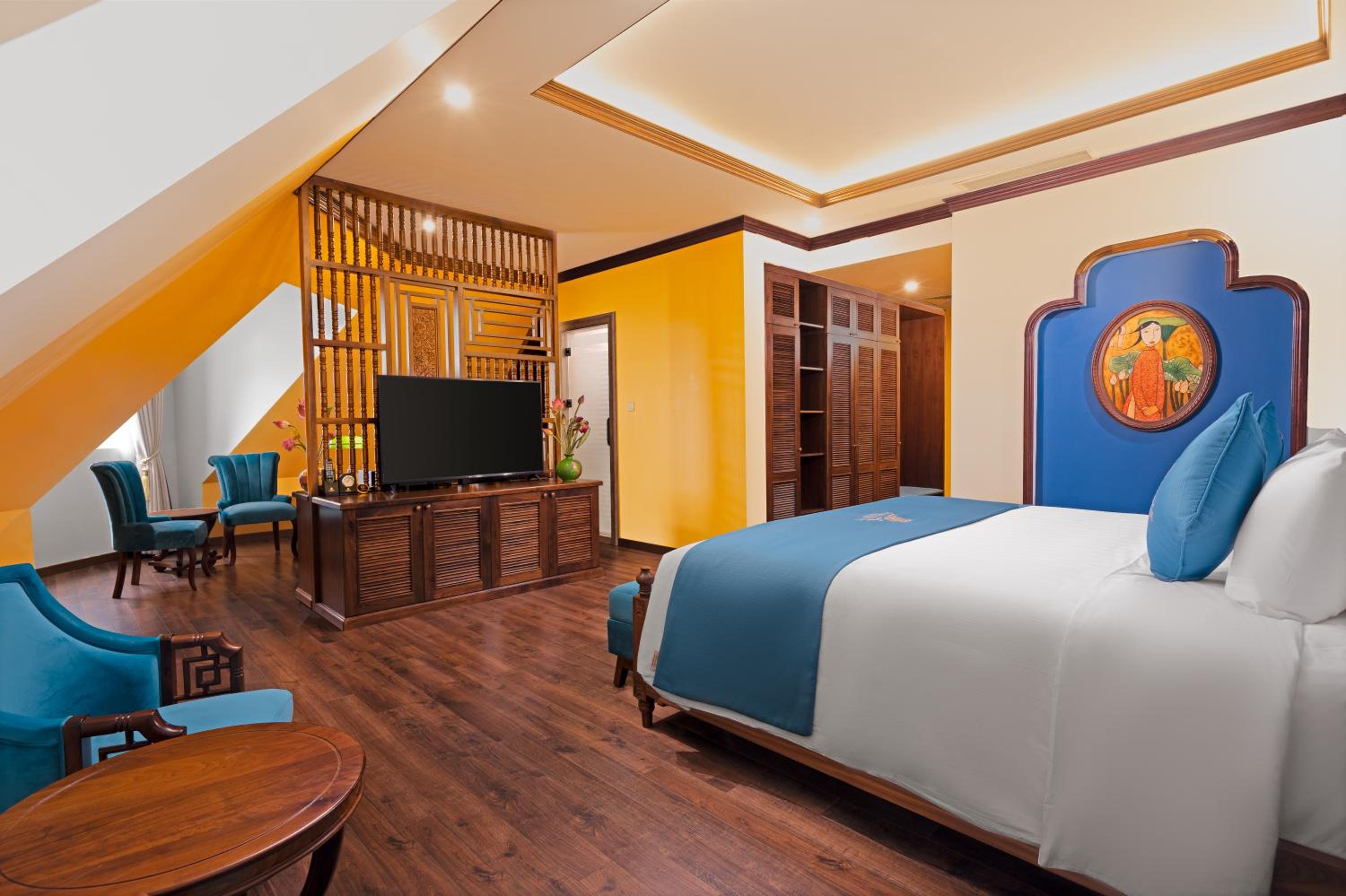 Suite - Photo 1