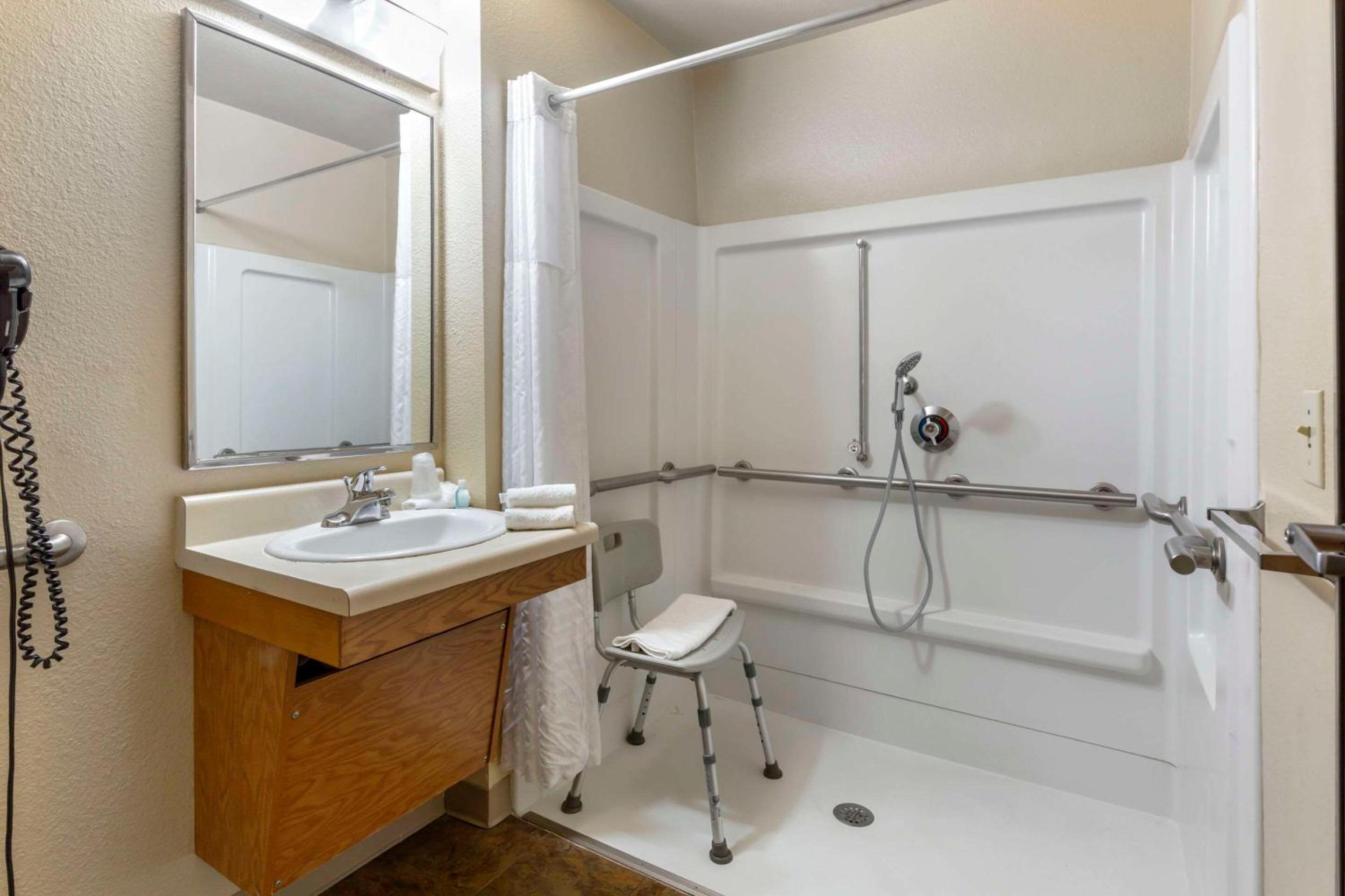 Double Room - Disability Access/Smoking photo 3