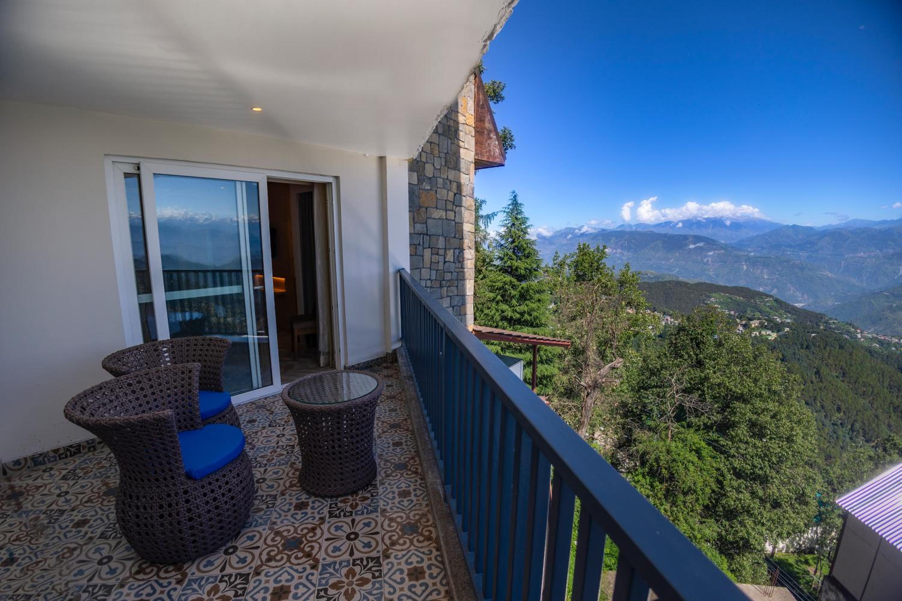 Panorama Valley View  With Balcony - Photo 4