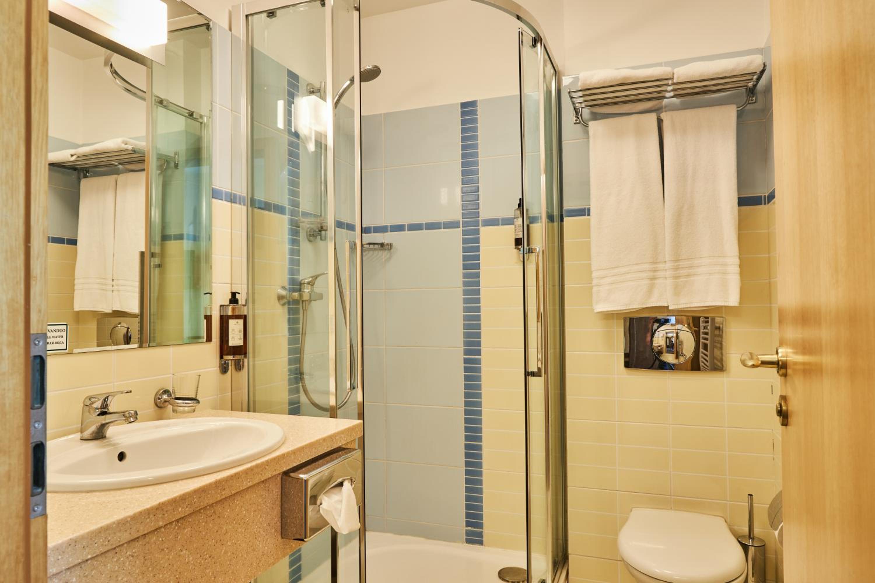 Double or Twin Room with Spa Access - Photo 11