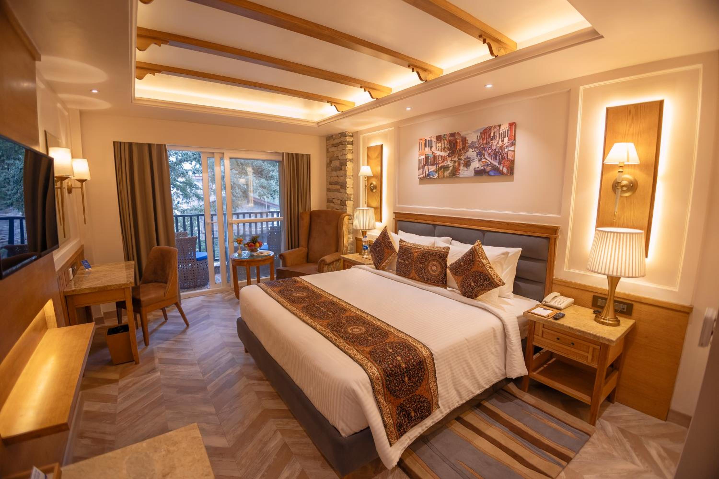 Deluxe Suite With Balcony - Photo 1
