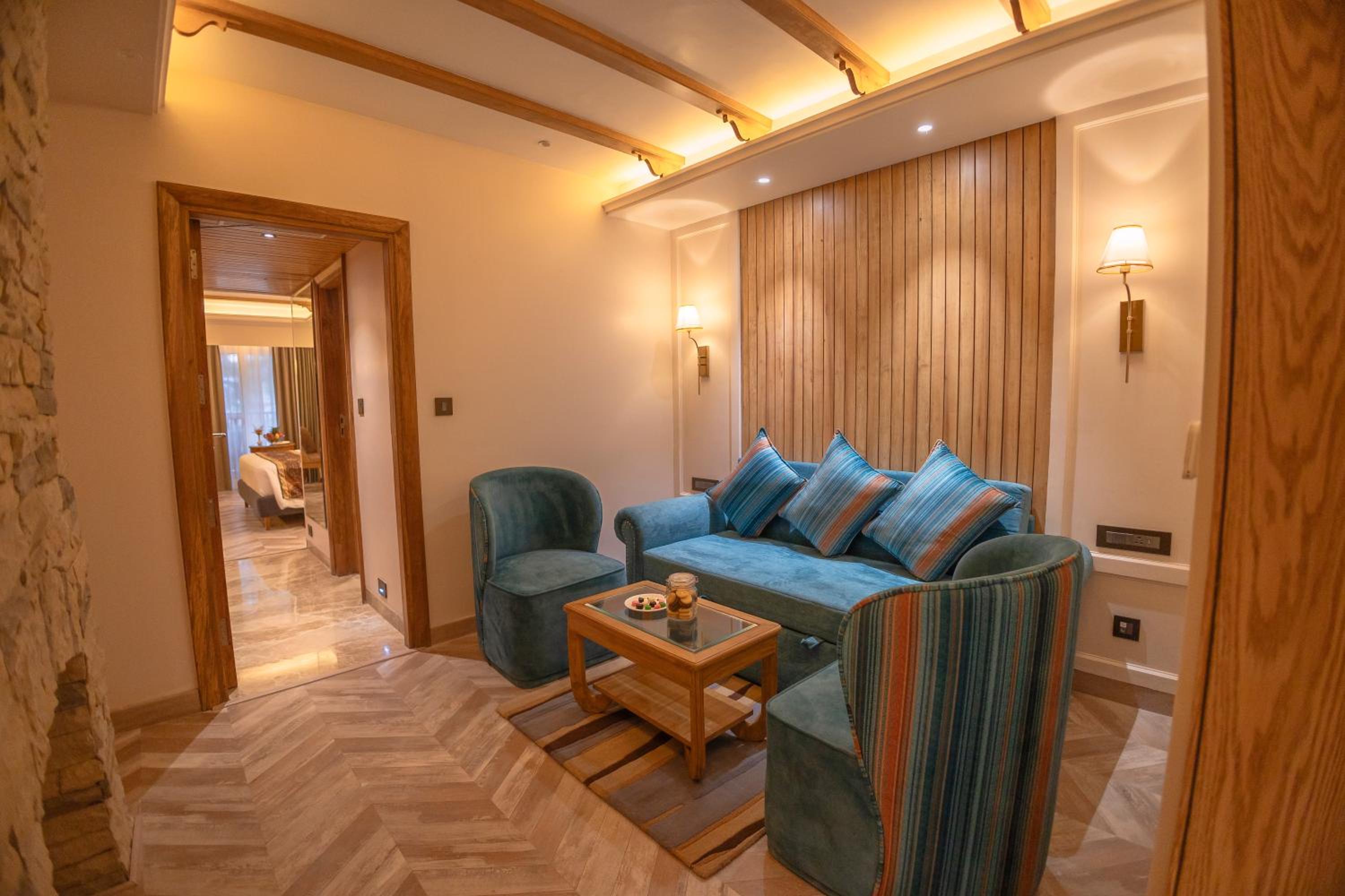 Deluxe Suite With Balcony - Photo 5