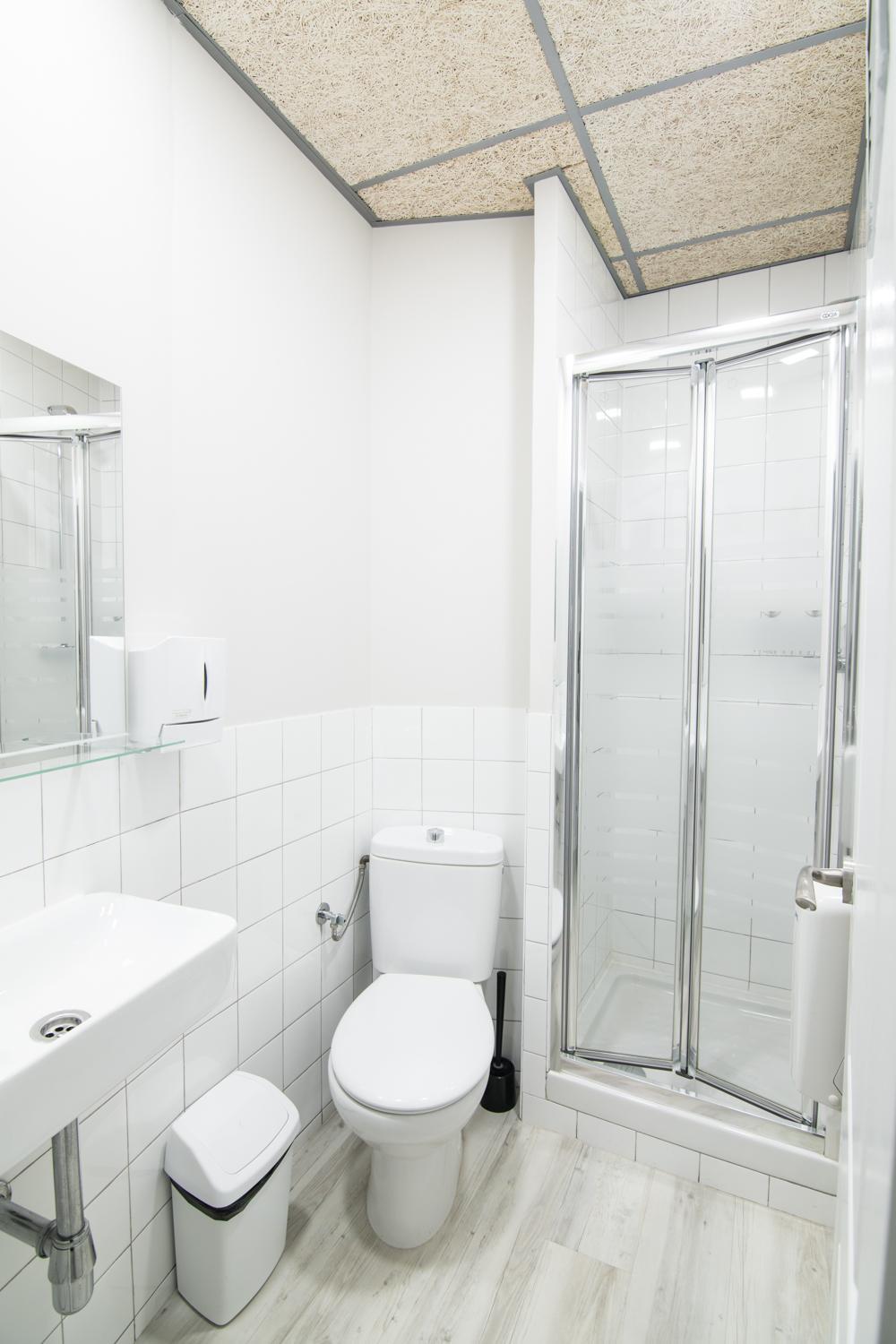 Bed in 6-Bed Dormitory Room with Shared Bathroom photo 2