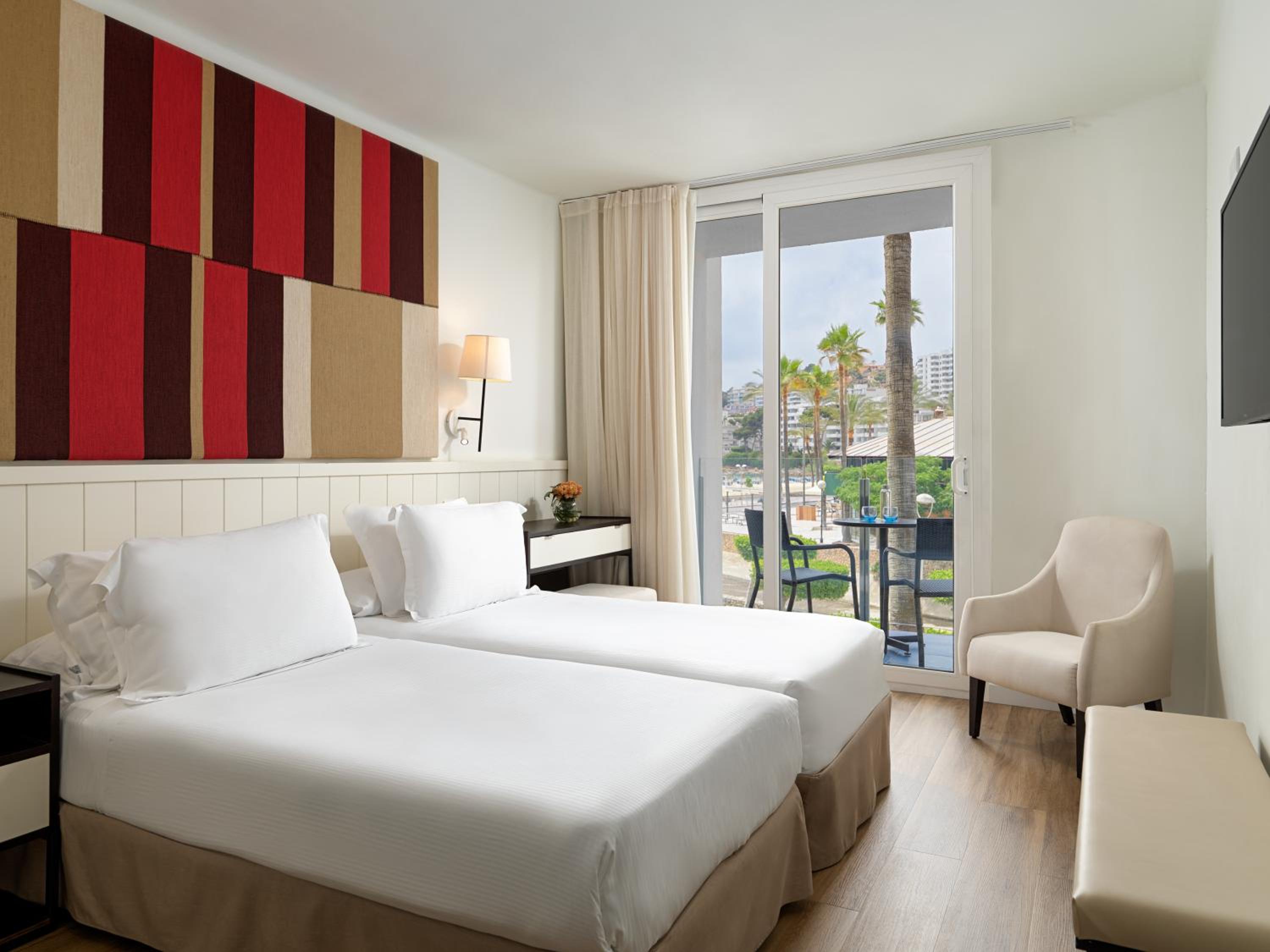 Double Room with Street View - Photo 4
