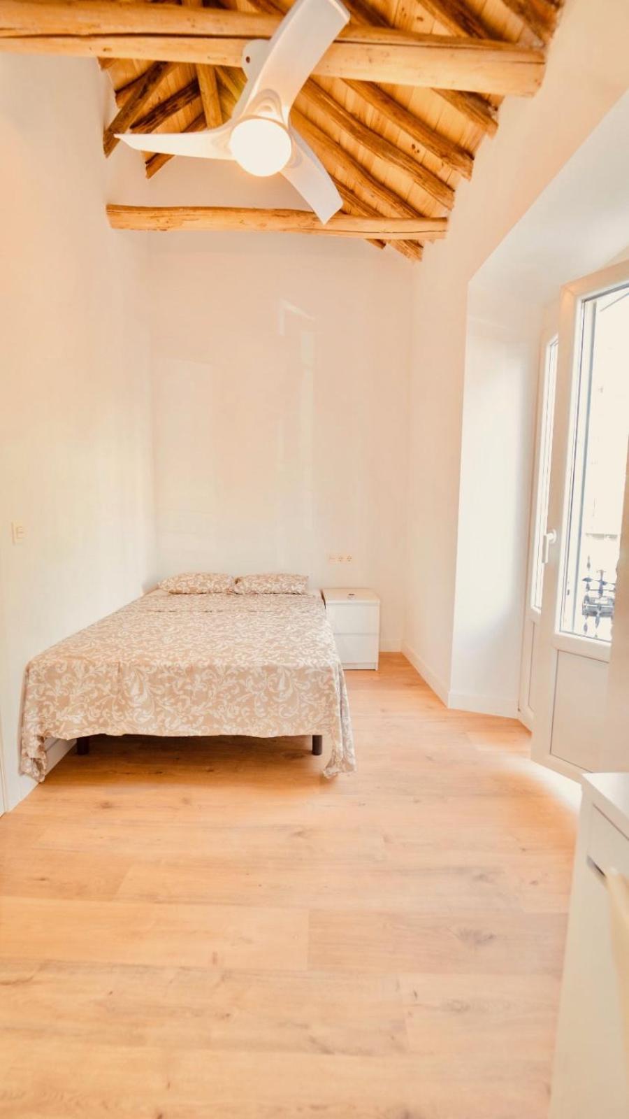 Double Room with Shared Bathroom photo 2