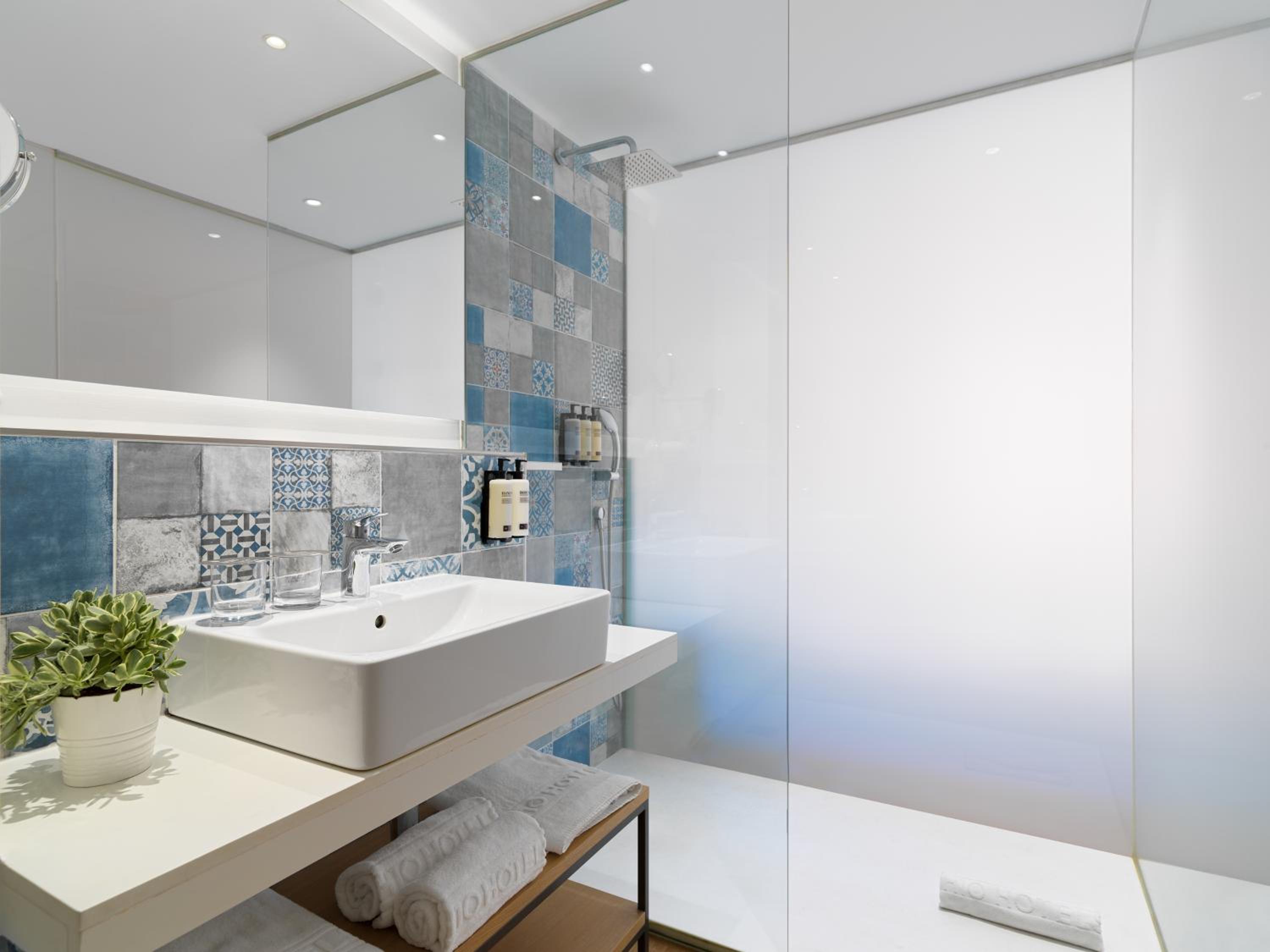 Superior Double Room with Pool or Side Sea View (2 Adults + 1 Child) - Photo 2