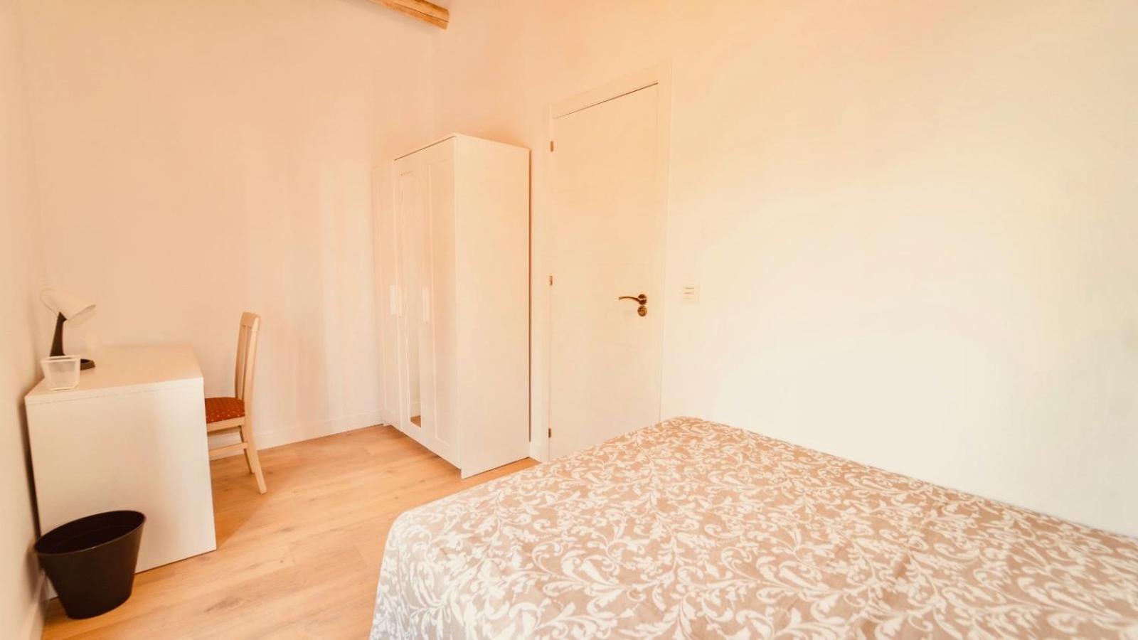 Double Room with Shared Bathroom photo 3