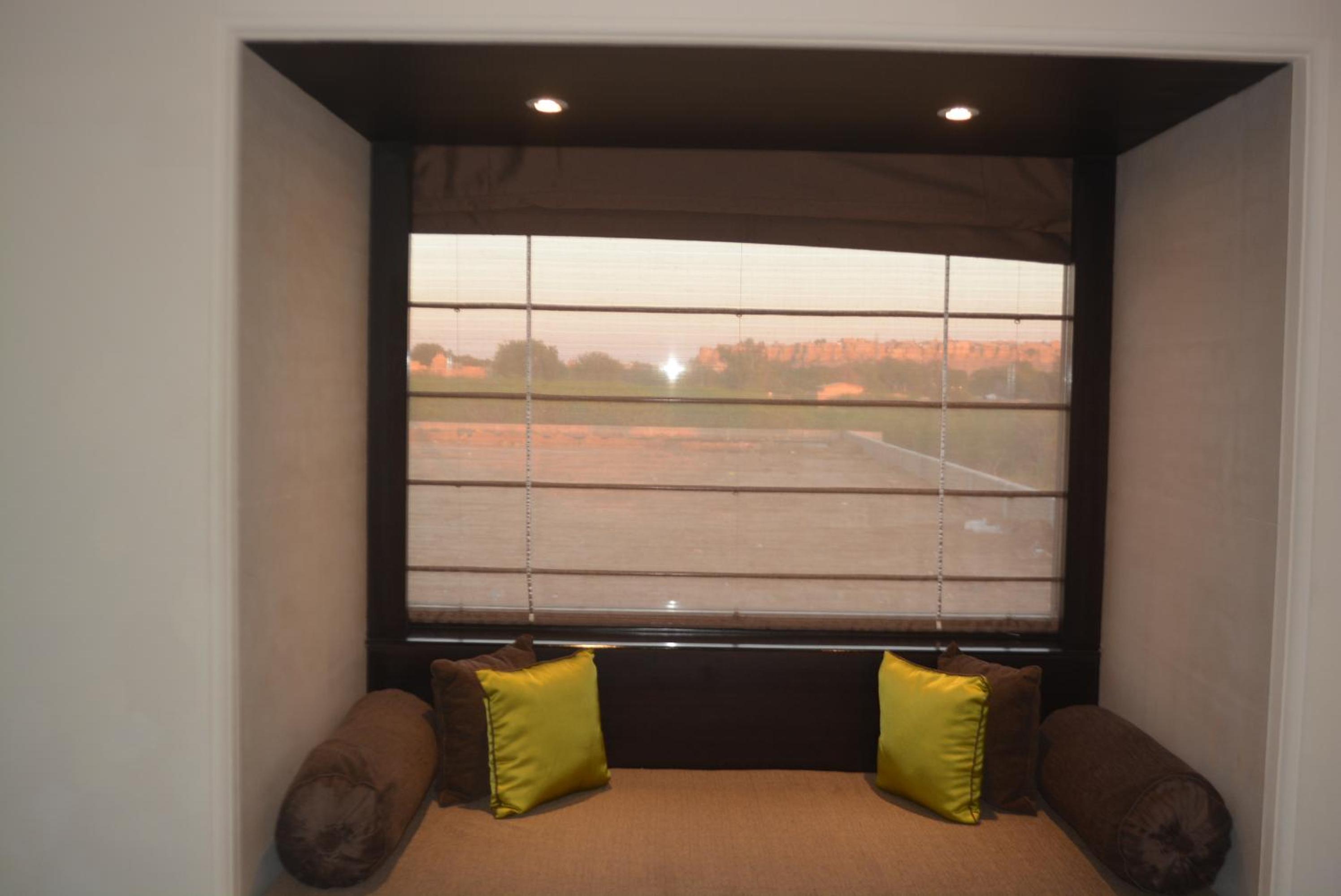 Deluxe Room with 4 Pints of Beer & INR 1000 Hotel Credit and complimentary Hi-Tea photo 2