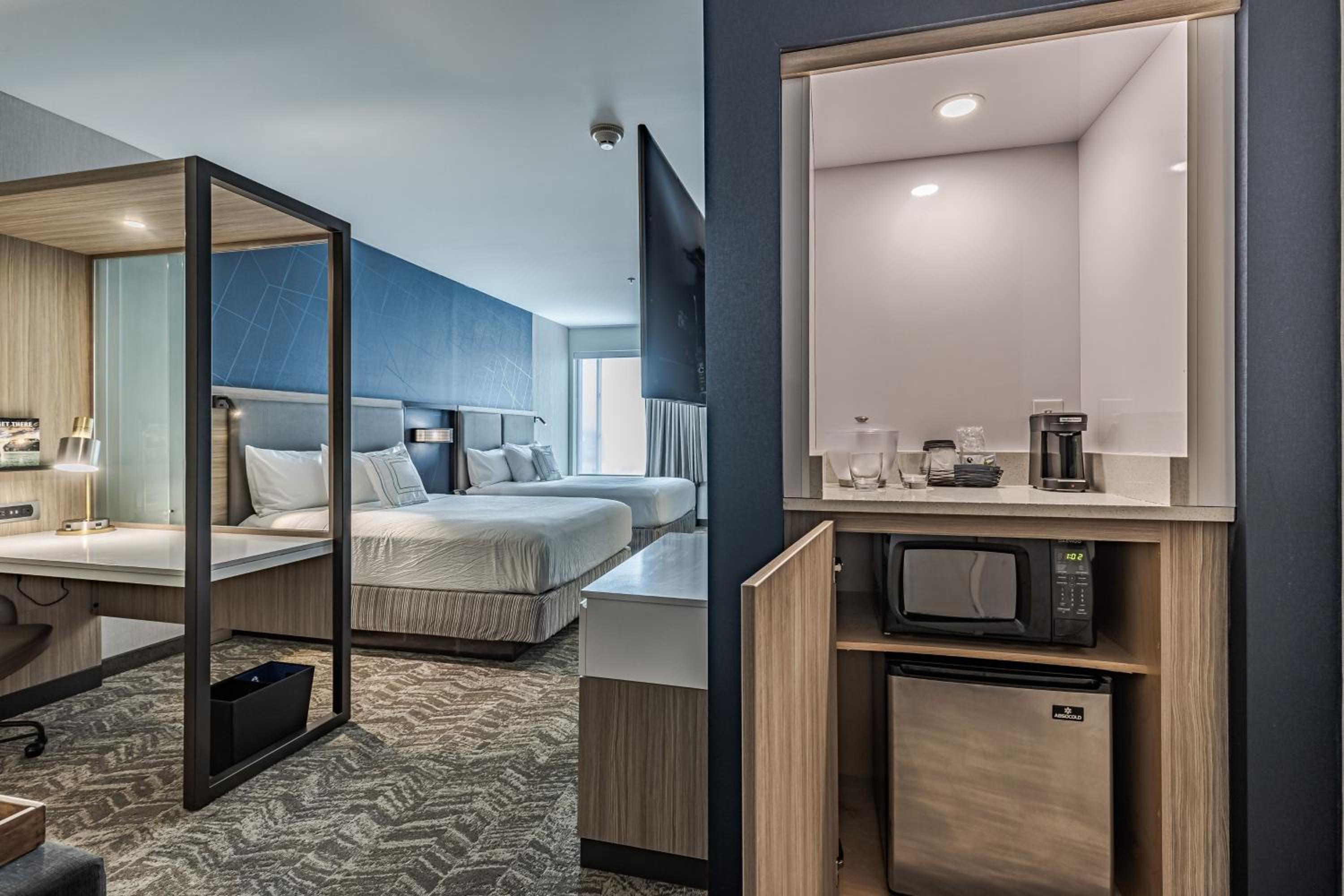 Queen Suite with Two Queen Beds and Trundle Bed - Photo 5