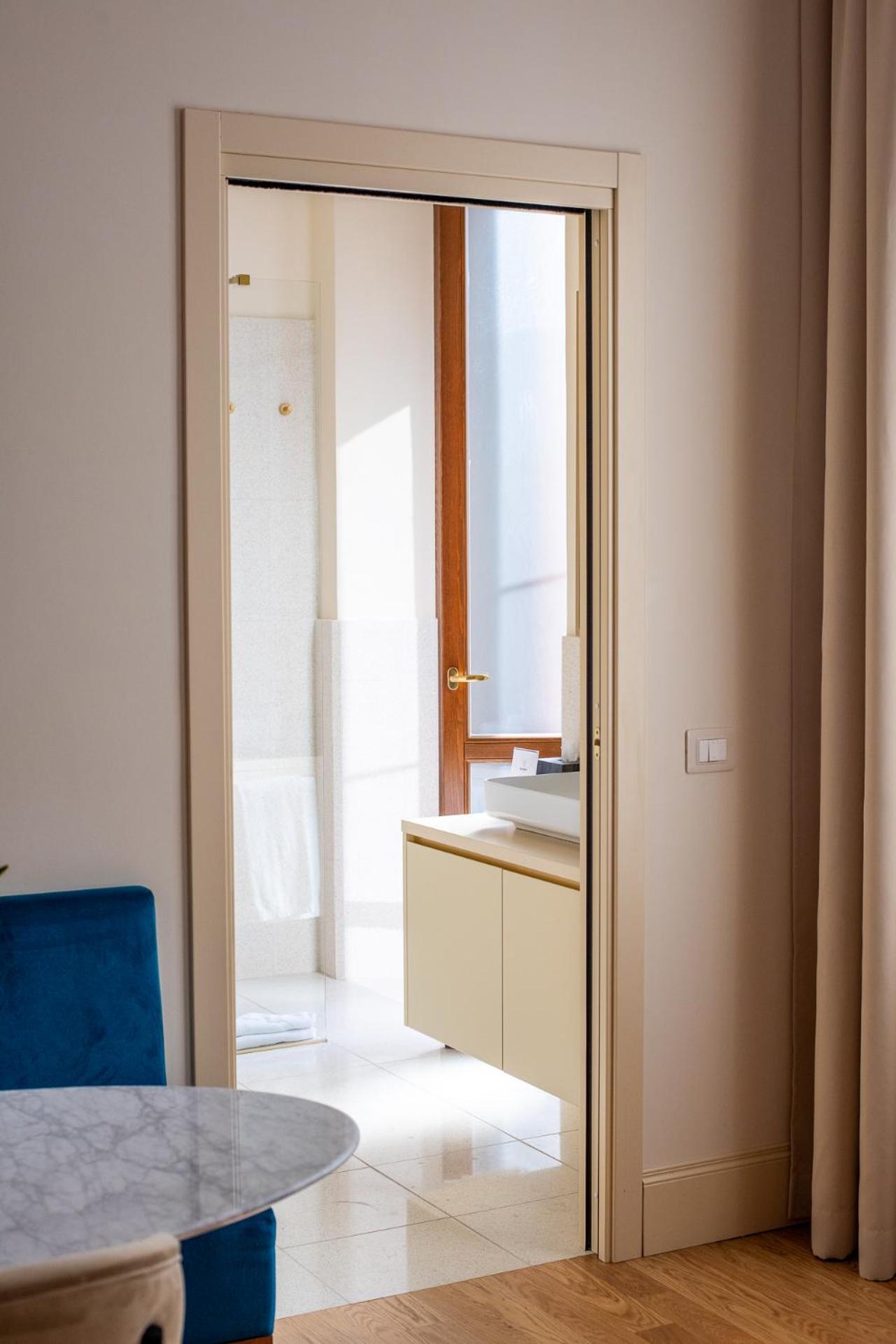 Deluxe Double Room with Balcony photo 3