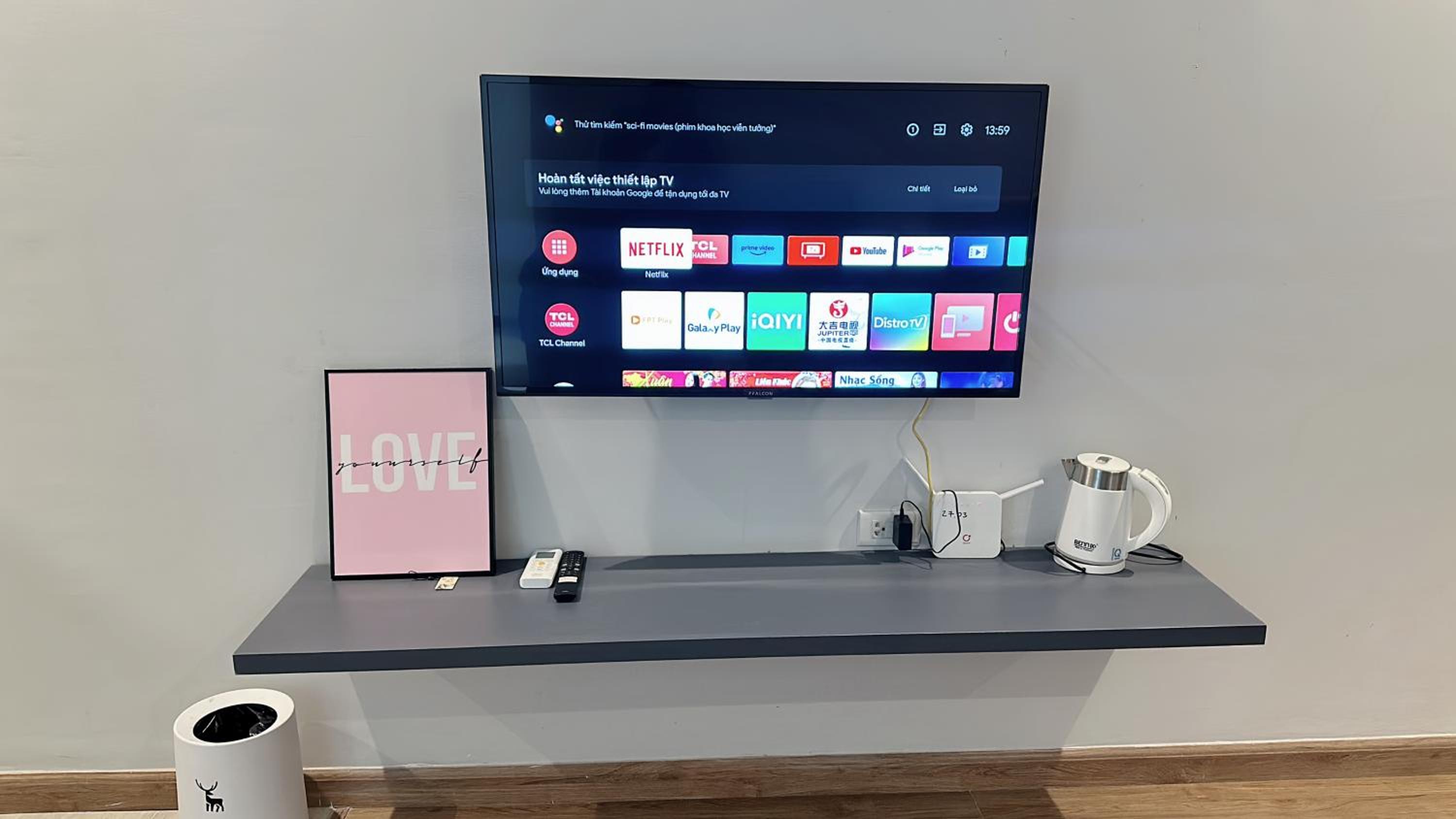 带沙发床的特大号床工作室
