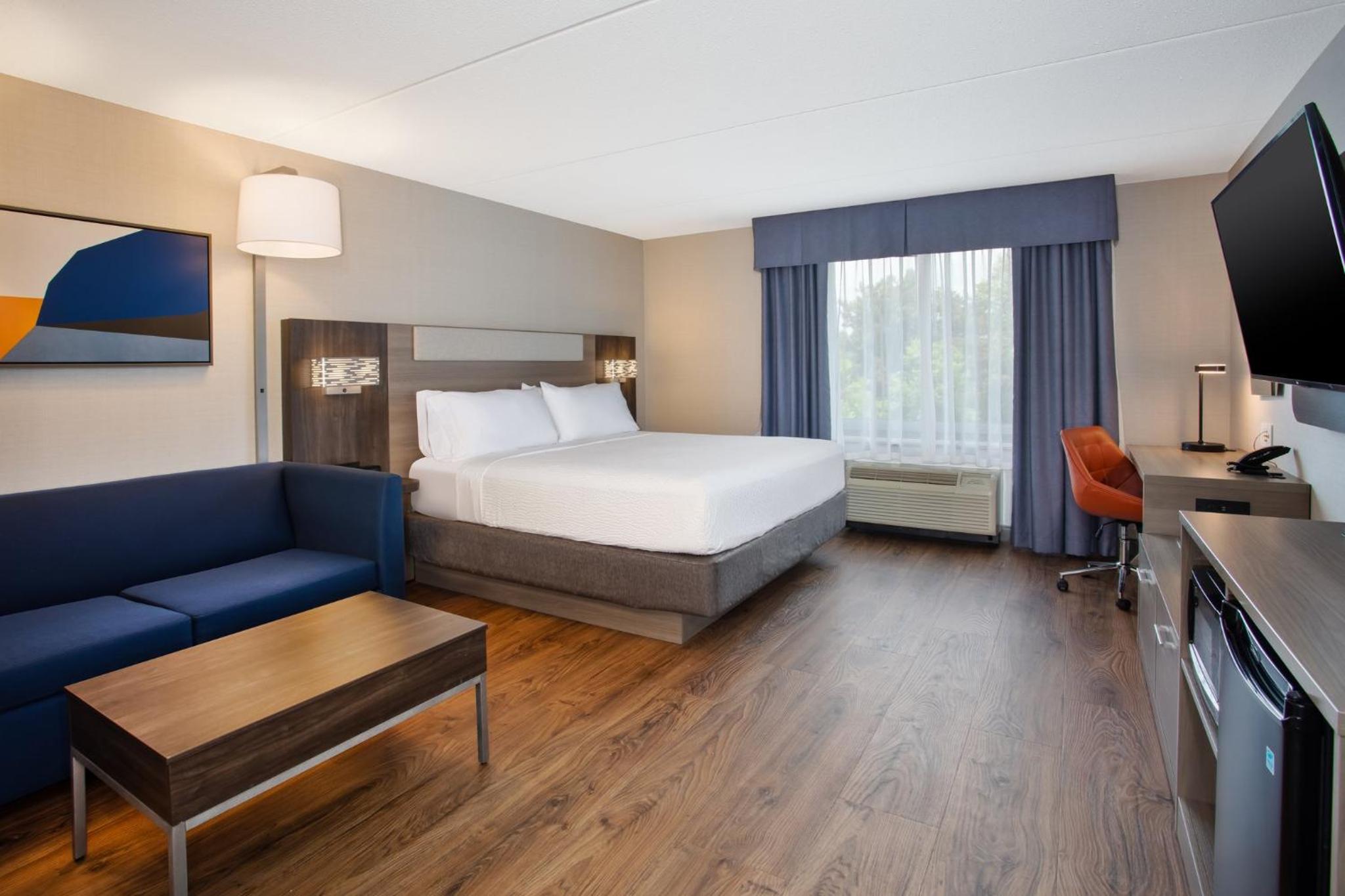 Standard King Room with Roll-in Shower - Mobility Accessible - Photo 2