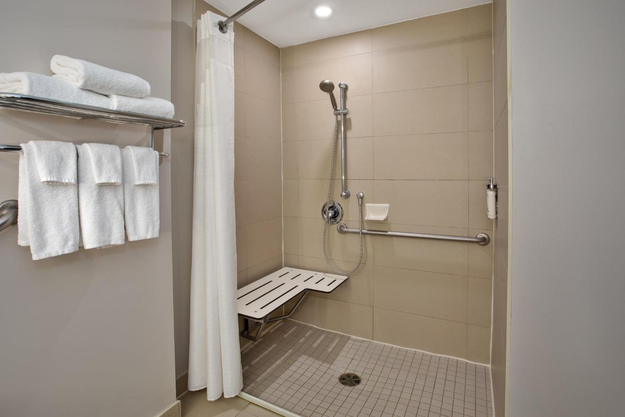 Standard King Room with Roll-in Shower - Mobility Accessible - Photo 3