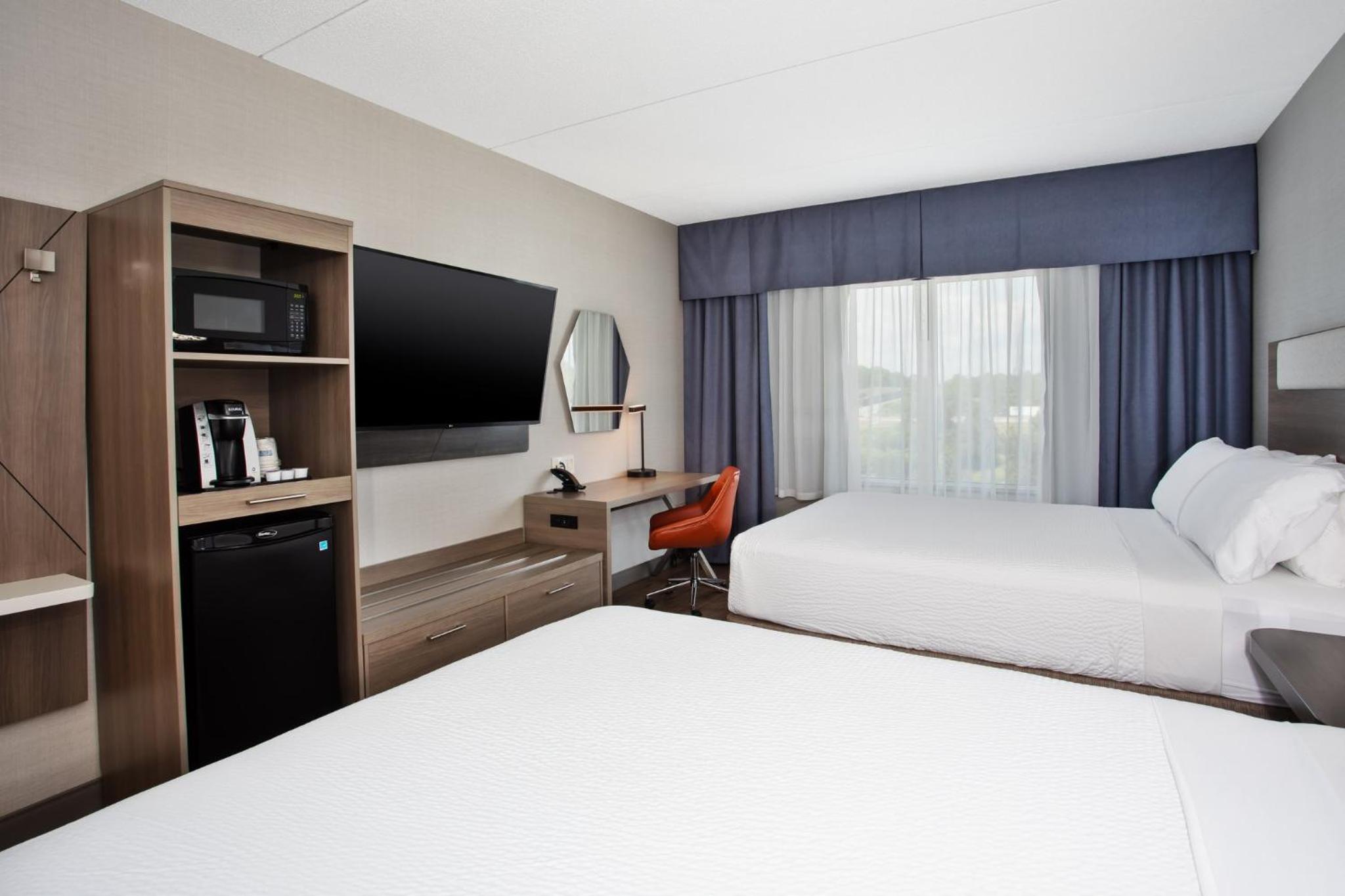 Standard Queen Room with Two Queen Beds - Photo 4