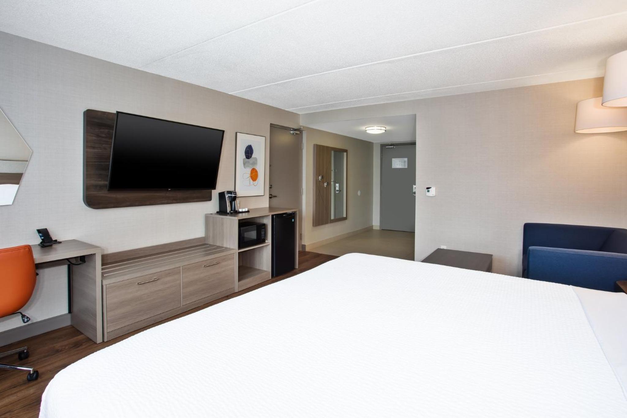 Standard King Room with Roll-in Shower - Mobility Accessible - Photo 1