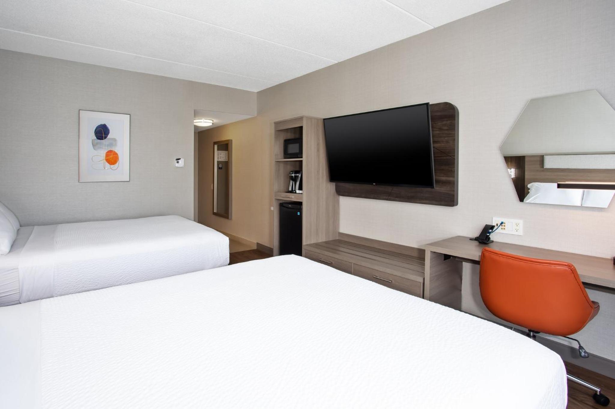 Standard Queen Room with Two Queen Beds - Photo 2