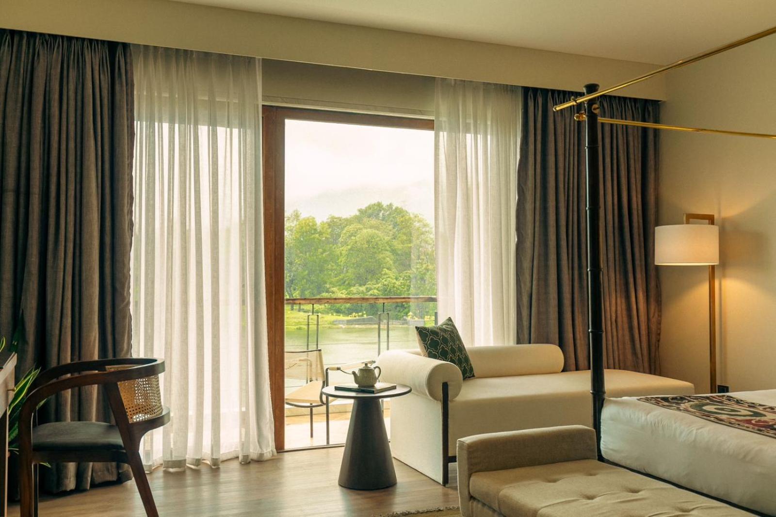 Family Room with Lake View photo 3