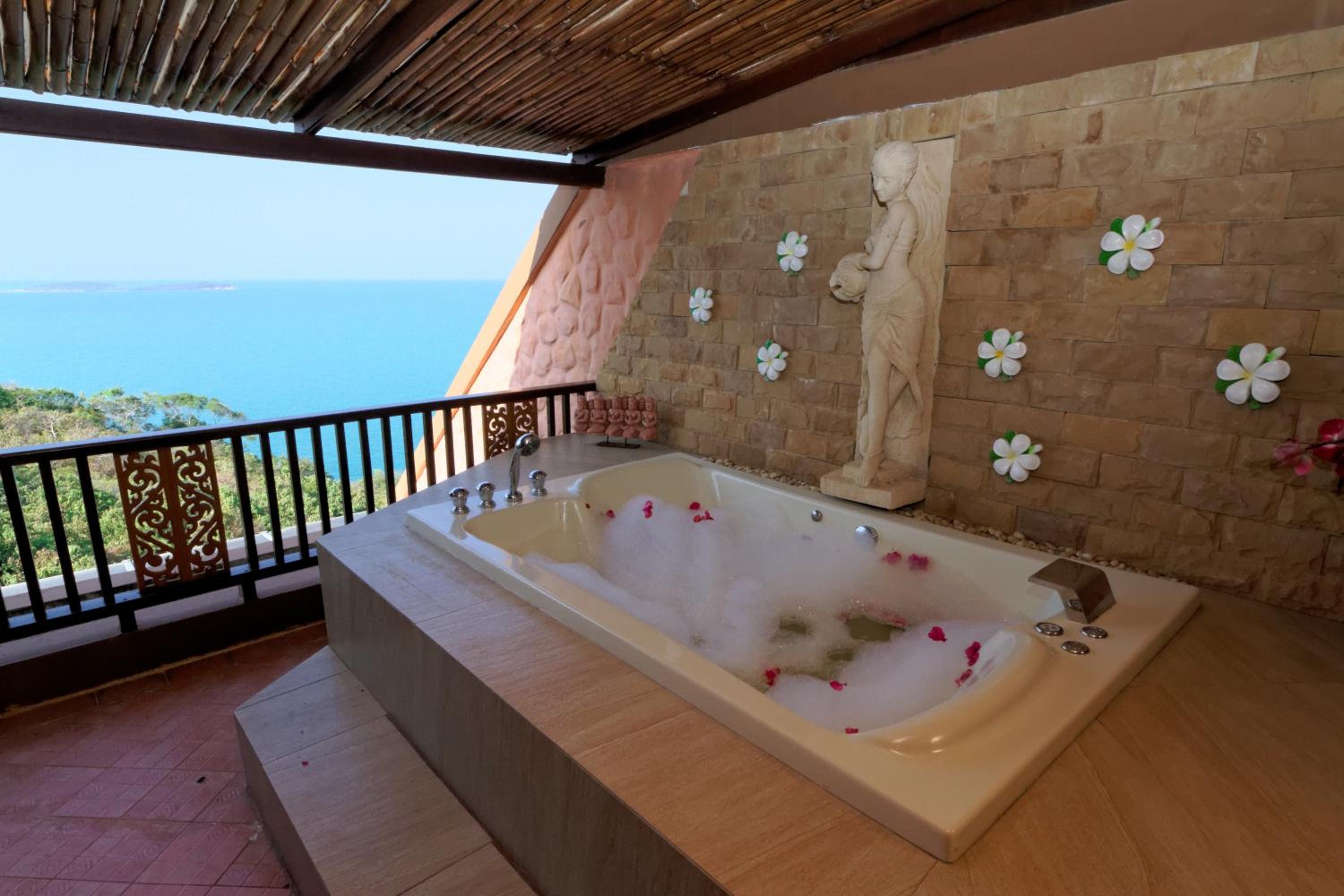 Honeymoon Suite - Photo 5