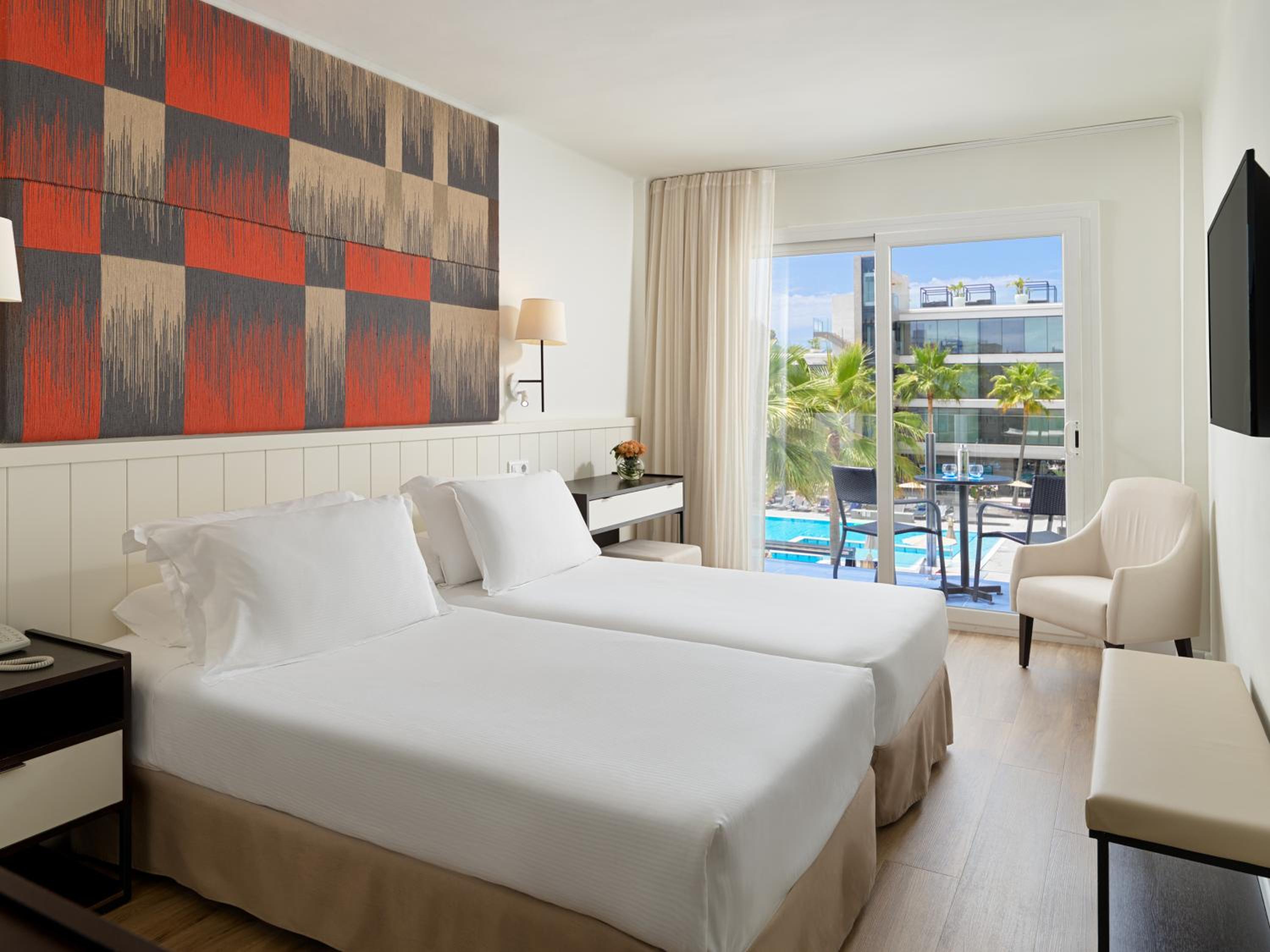 Double Room with Pool View - Photo 4