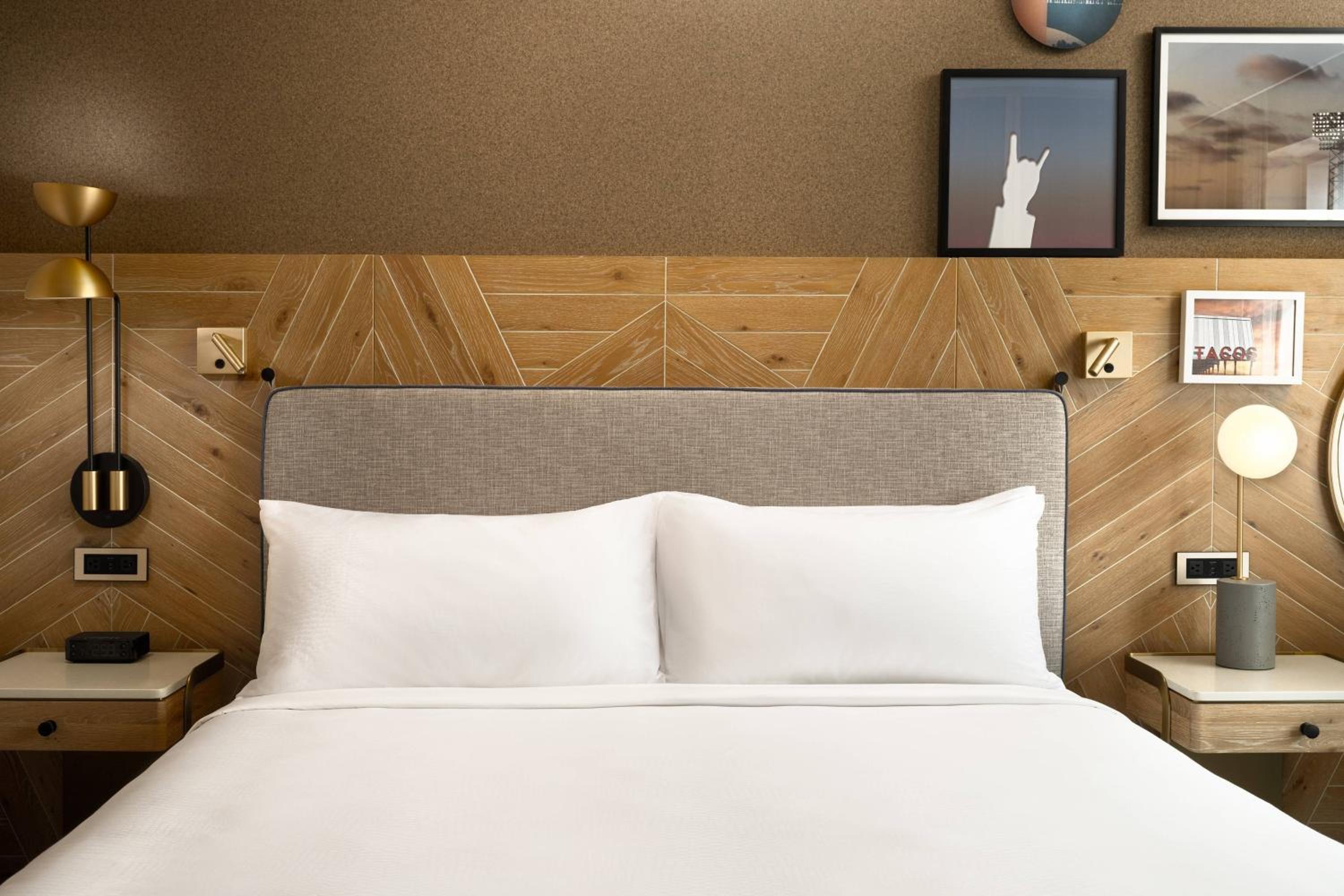 Guest Room, 1 King - Photo 1