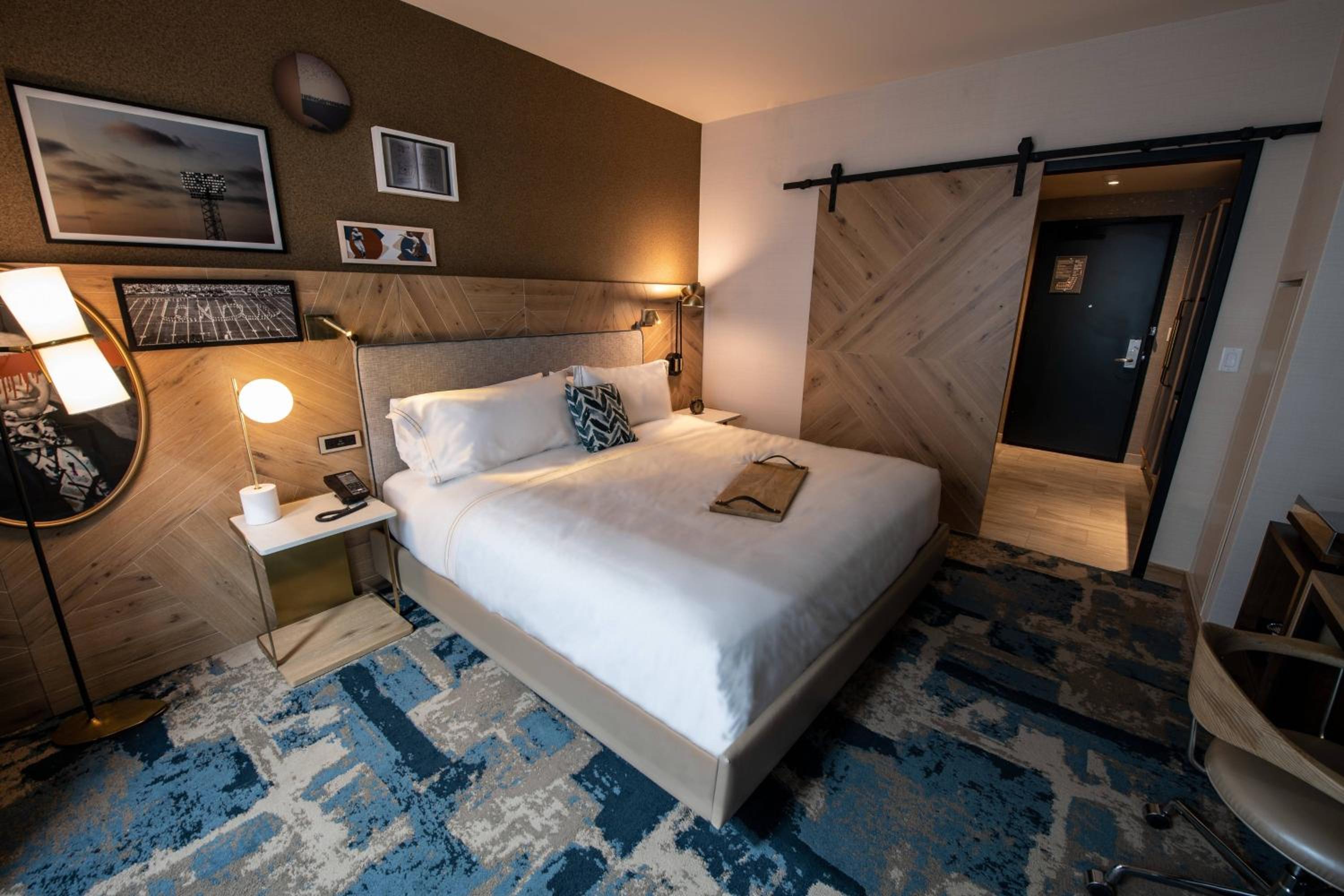 Guest Room, 1 King - Photo 6