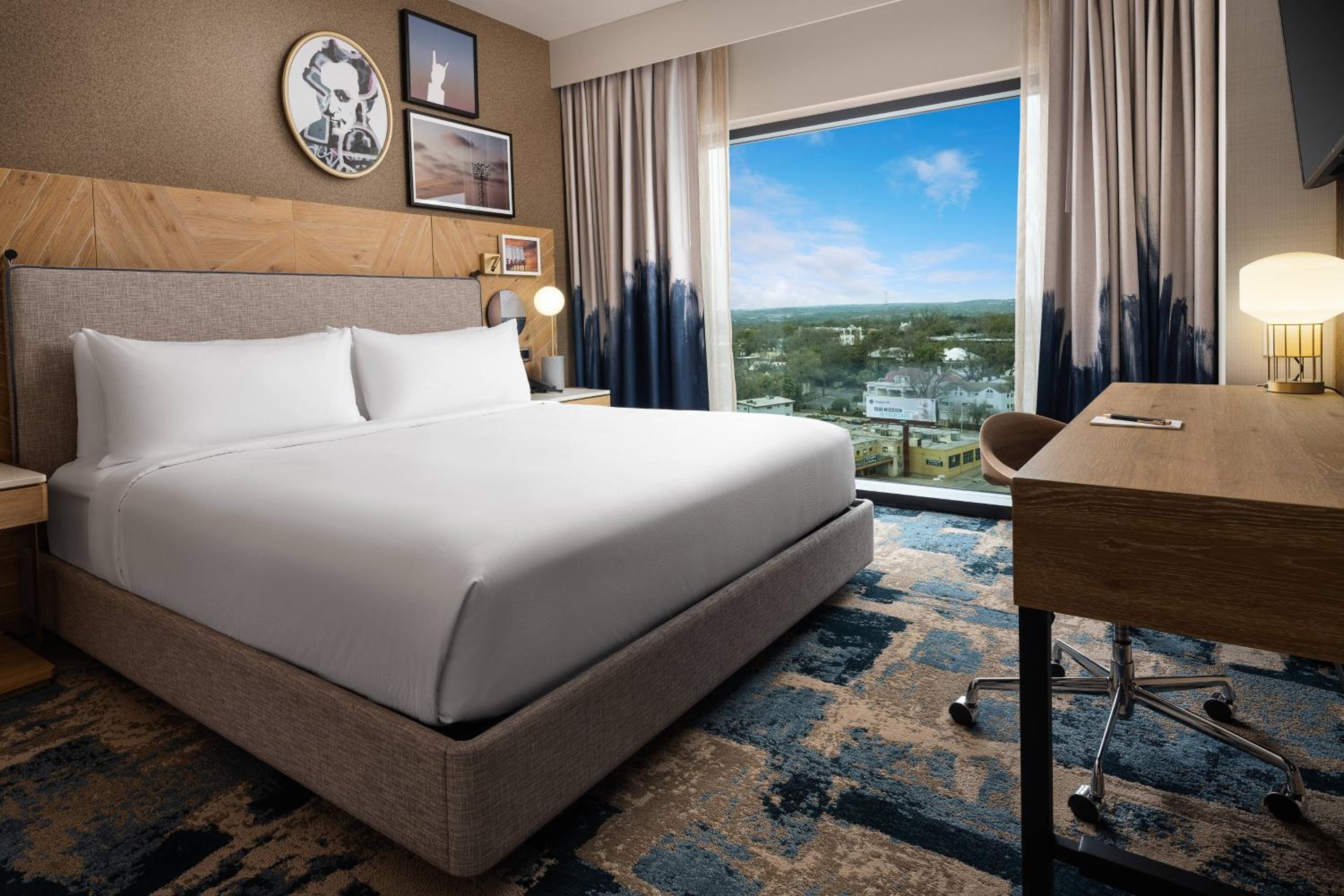 Guest room, 1 King, City view - Photo 1
